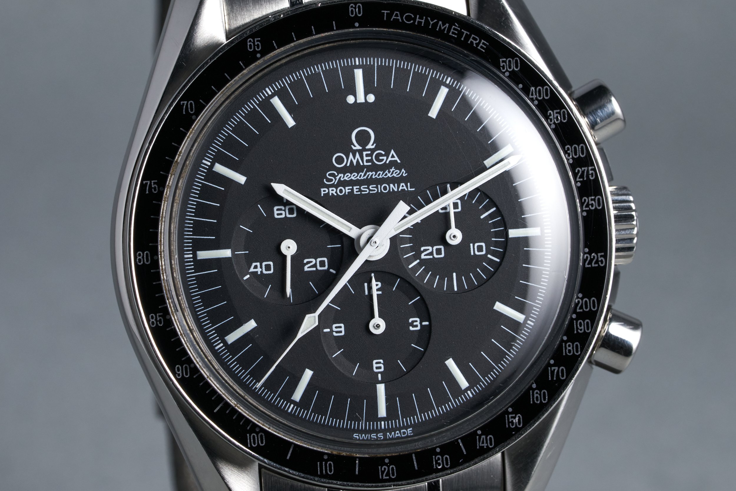 omega-speedmaster.boxpapers-3570.50-luminova.dial-77.0mill-oysterpalace-OP1845-04.jpg