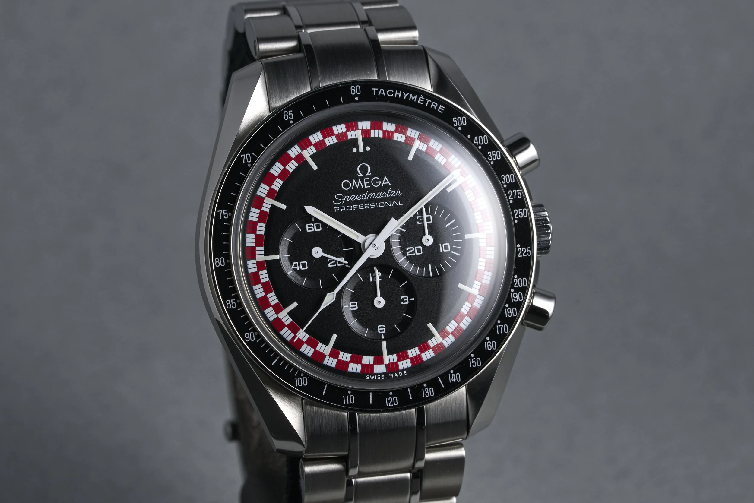 omega-speedmaster.boxpapers-311.30.42.30.01.004-tintin.dial-2018-oysterpalace-OP2302-02.jpg