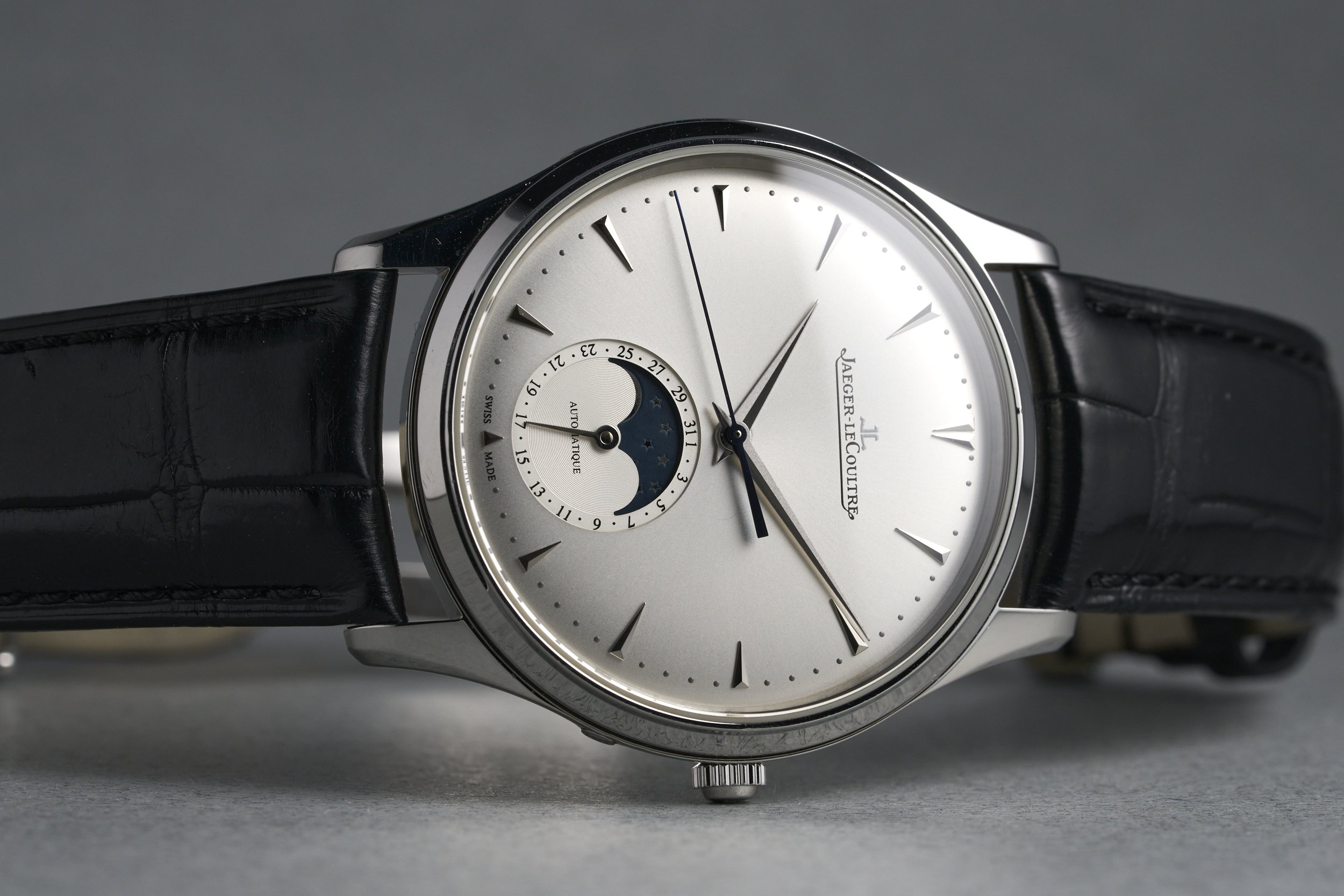 jaegerlecoultre-mastercontrol.moon.ultrathin-Q1368420-silver.dial-2018-oysterpalace-OP2105-09.jpg