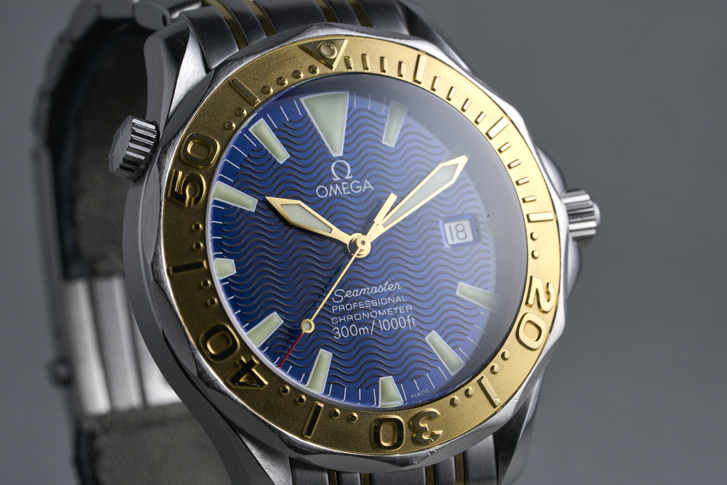 omega-seamaster.twotone.boxpapers-2455.80-blue.wave.dial-2000s-oysterpalace-OP2336-04.jpg
