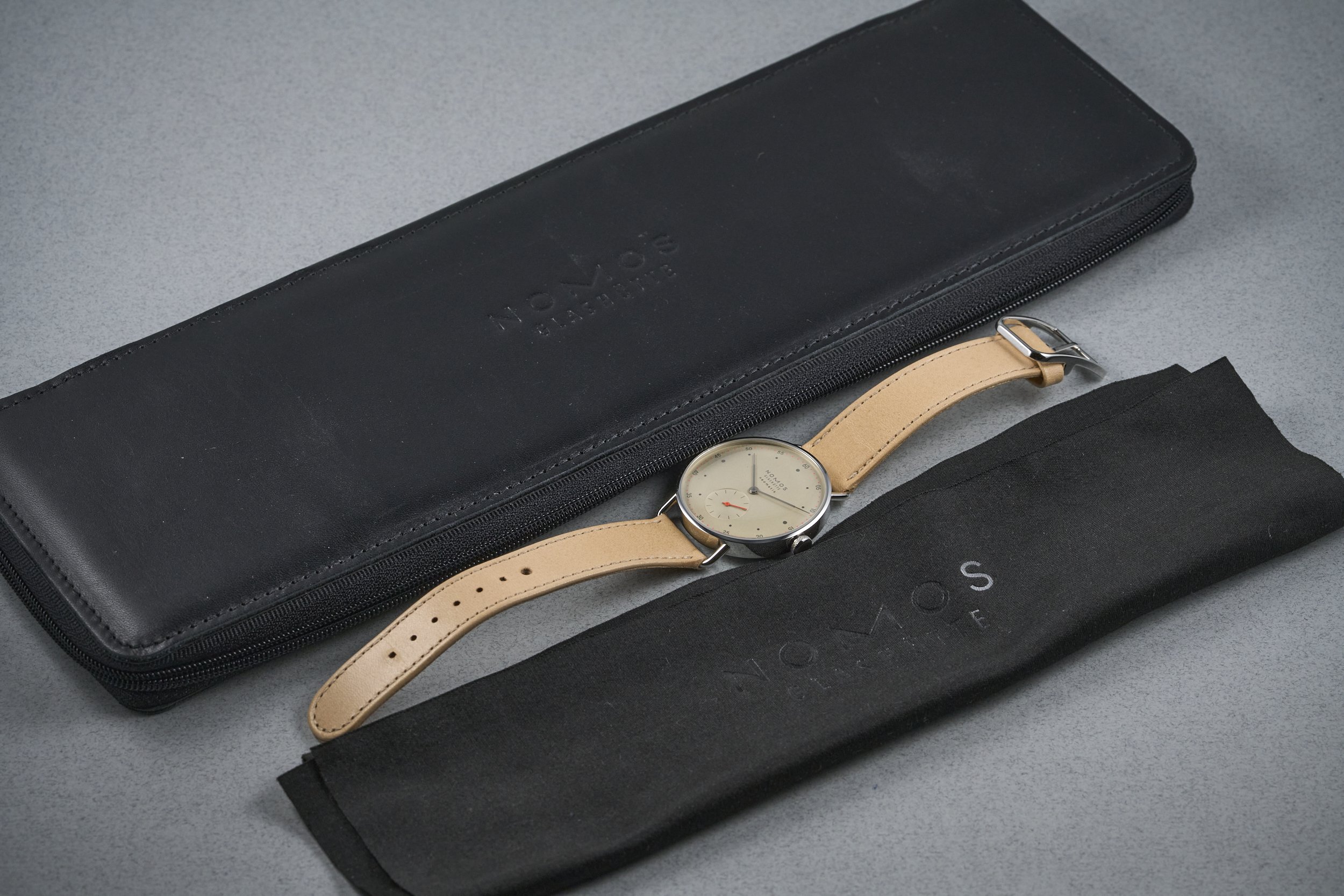 nomos-metro.neomatik-1106-beige.dial-2020s-oysterpalace-OP2239-09.jpg