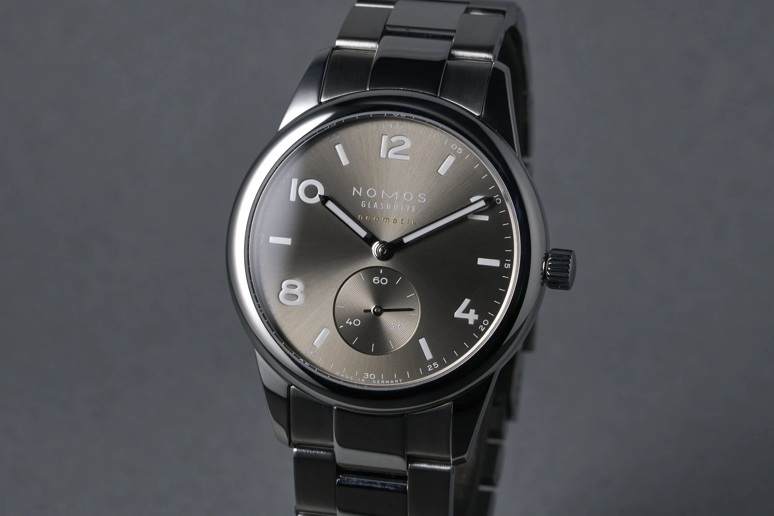 nomos-club.sport.neomatik.boxpapers-764-smoke.dial-2024-oysterpalace-OP2232-03.jpg
