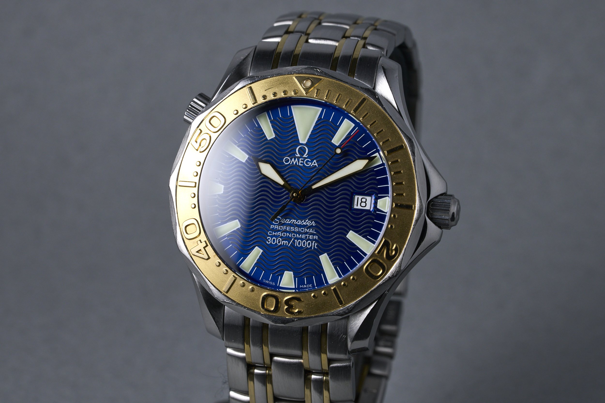 omega-seamaster.twotone.boxpapers-2455.80-blue.wave.dial-2000s-oysterpalace-OP2336-03.jpg