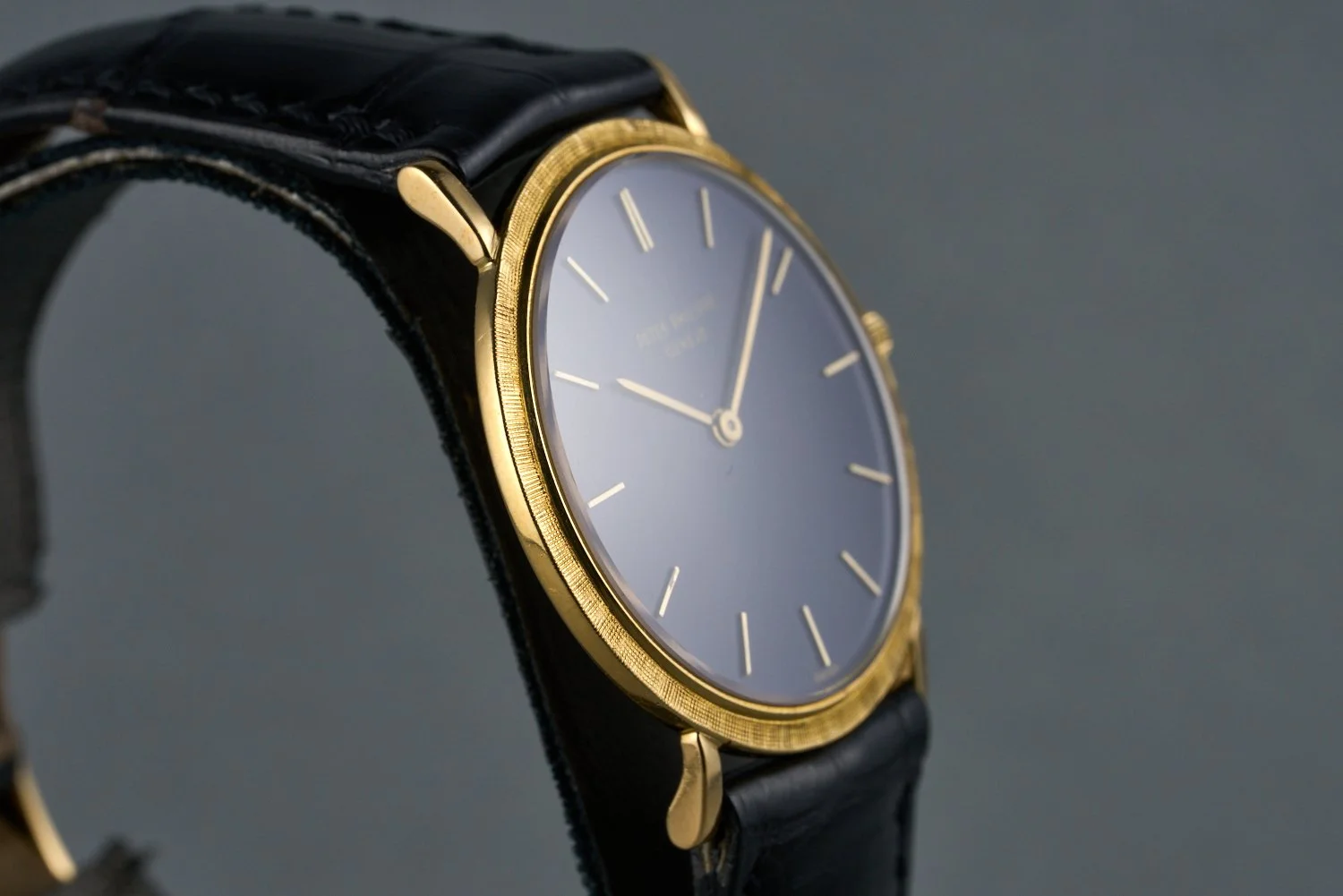 patekphilippe-calatrava.yellowgold-3498.2-blue.dial-1960s-oysterpalace-OP2226-06.jpg