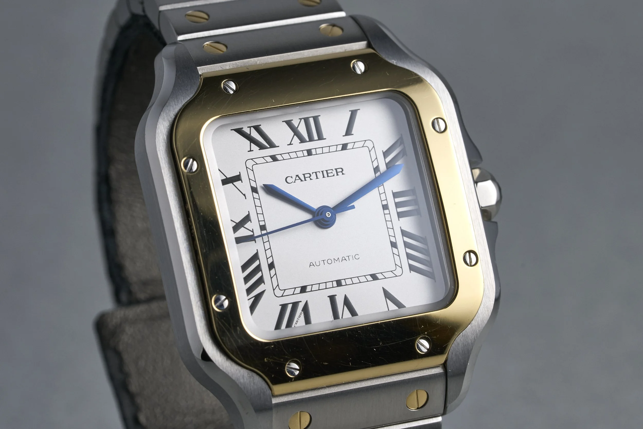 cartier-santos.medium.twotone.boxpapers-W2SA0016-silver.dial-2026-oysterpalace-OP2274-04.jpg