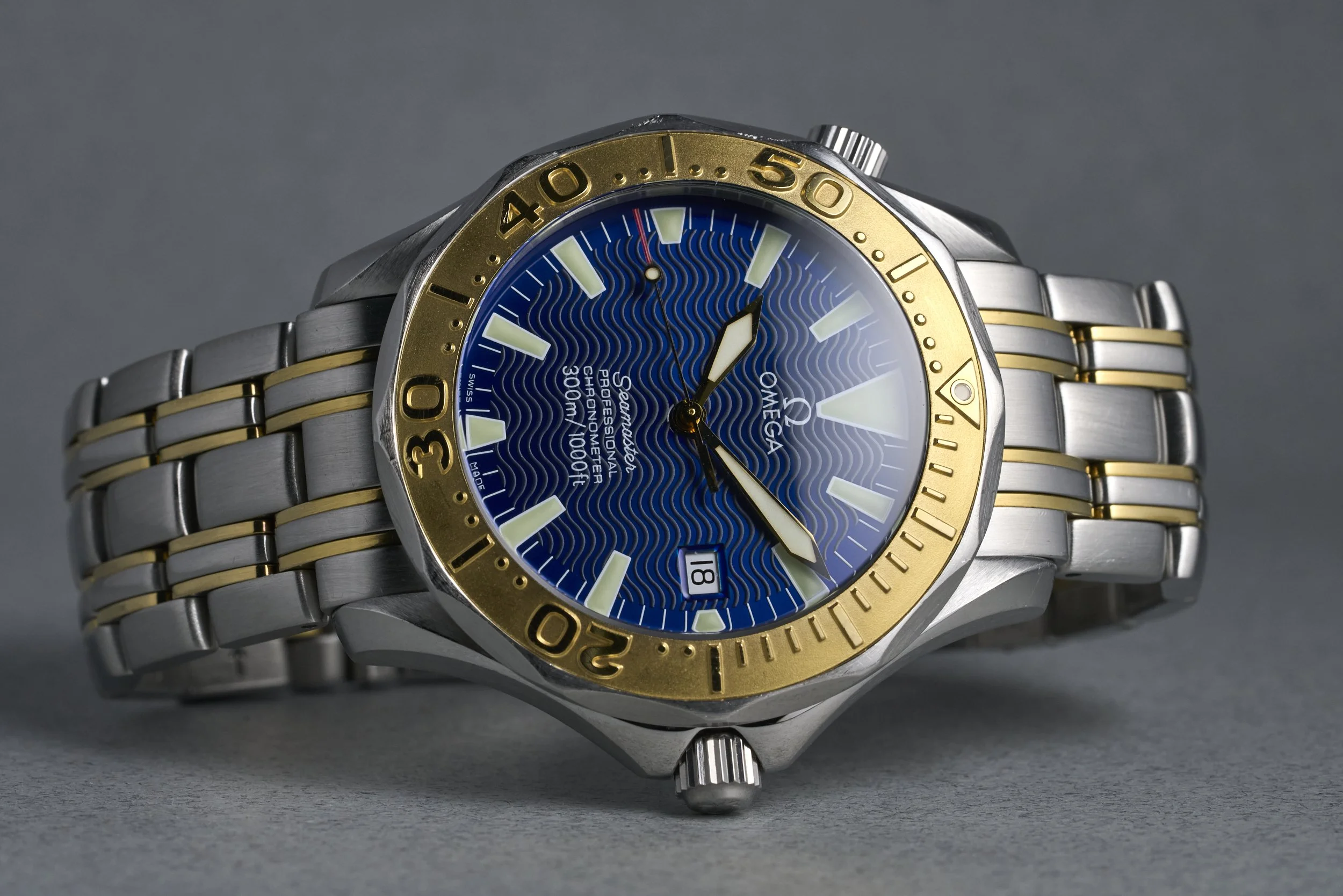 omega-seamaster.twotone.boxpapers-2455.80-blue.wave.dial-2000s-oysterpalace-OP2336-11.jpg
