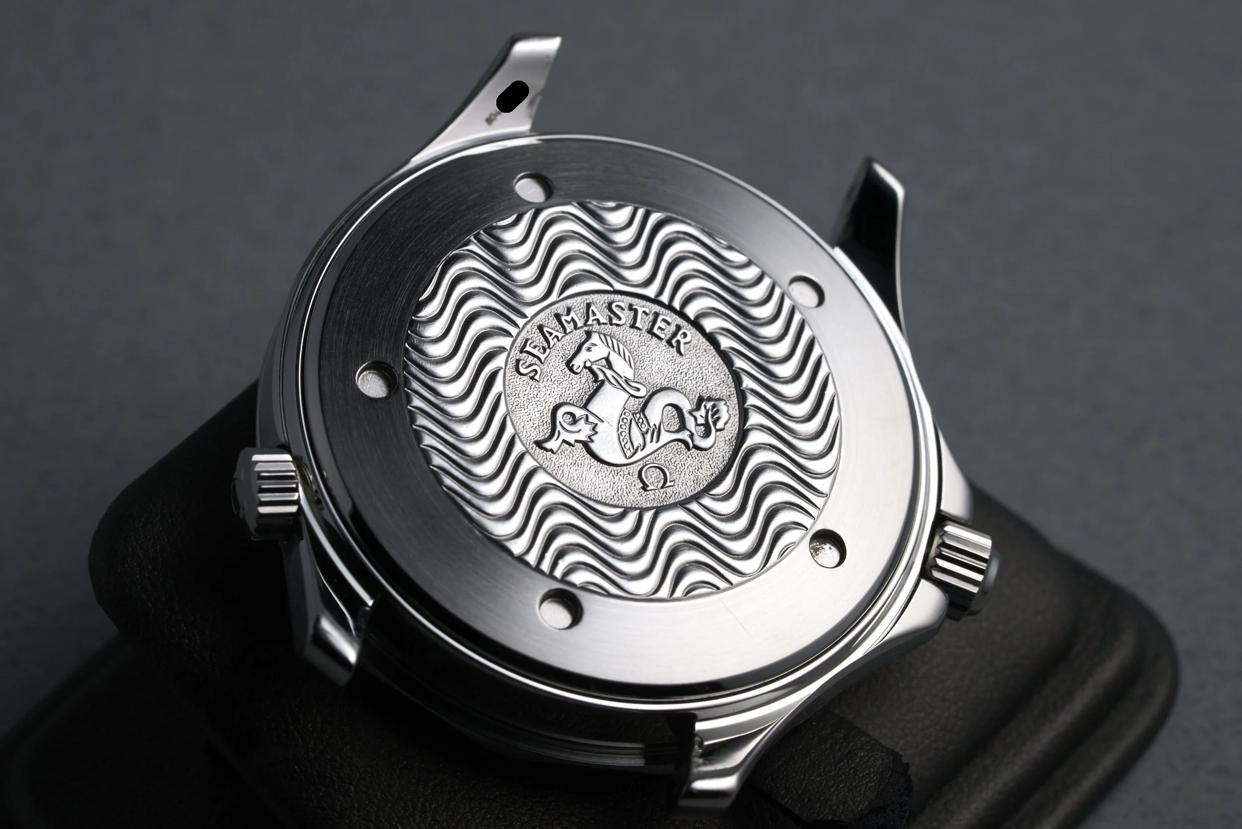 omega-seamaster.twotone.boxpapers-2455.80-blue.wave.dial-2000s-oysterpalace-OP2336-09.jpg