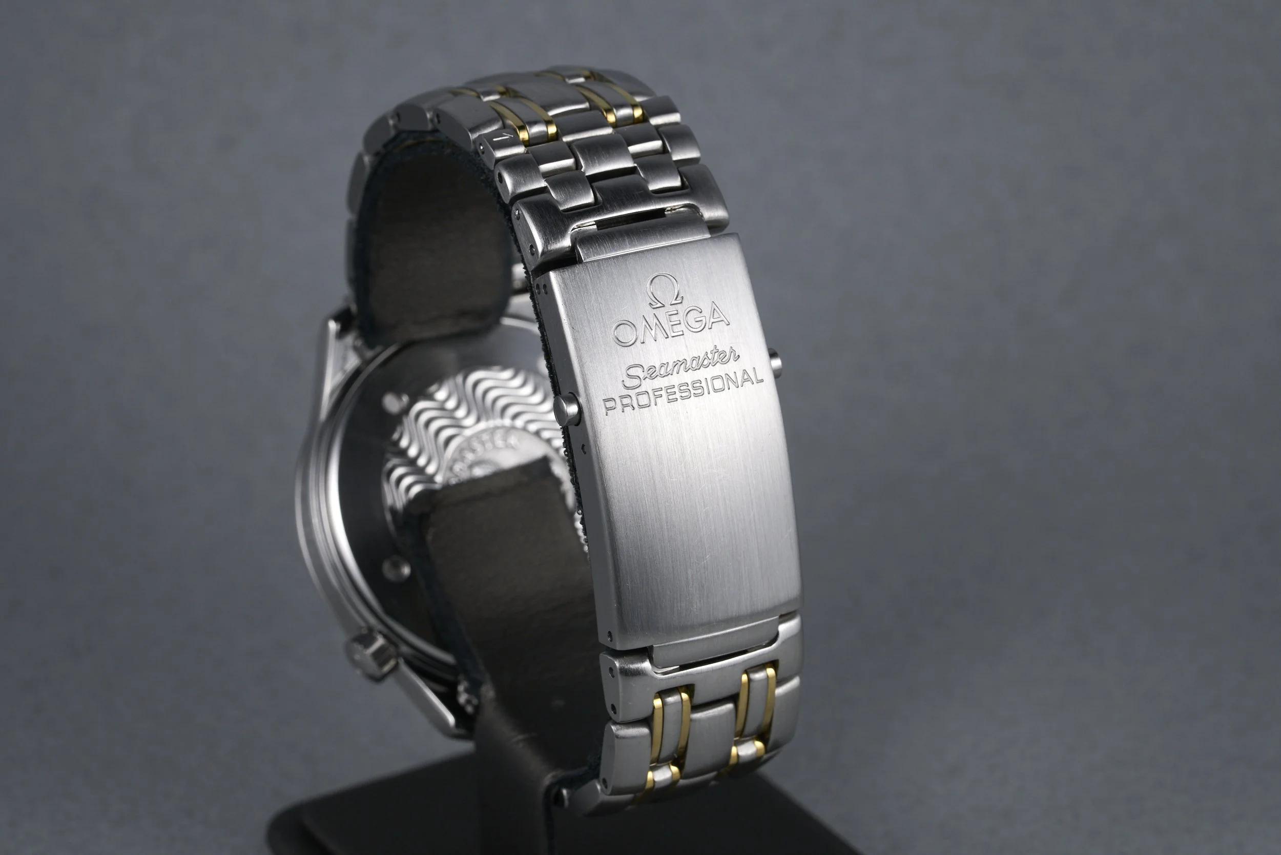 omega-seamaster.twotone.boxpapers-2455.80-blue.wave.dial-2000s-oysterpalace-OP2336-07.jpg