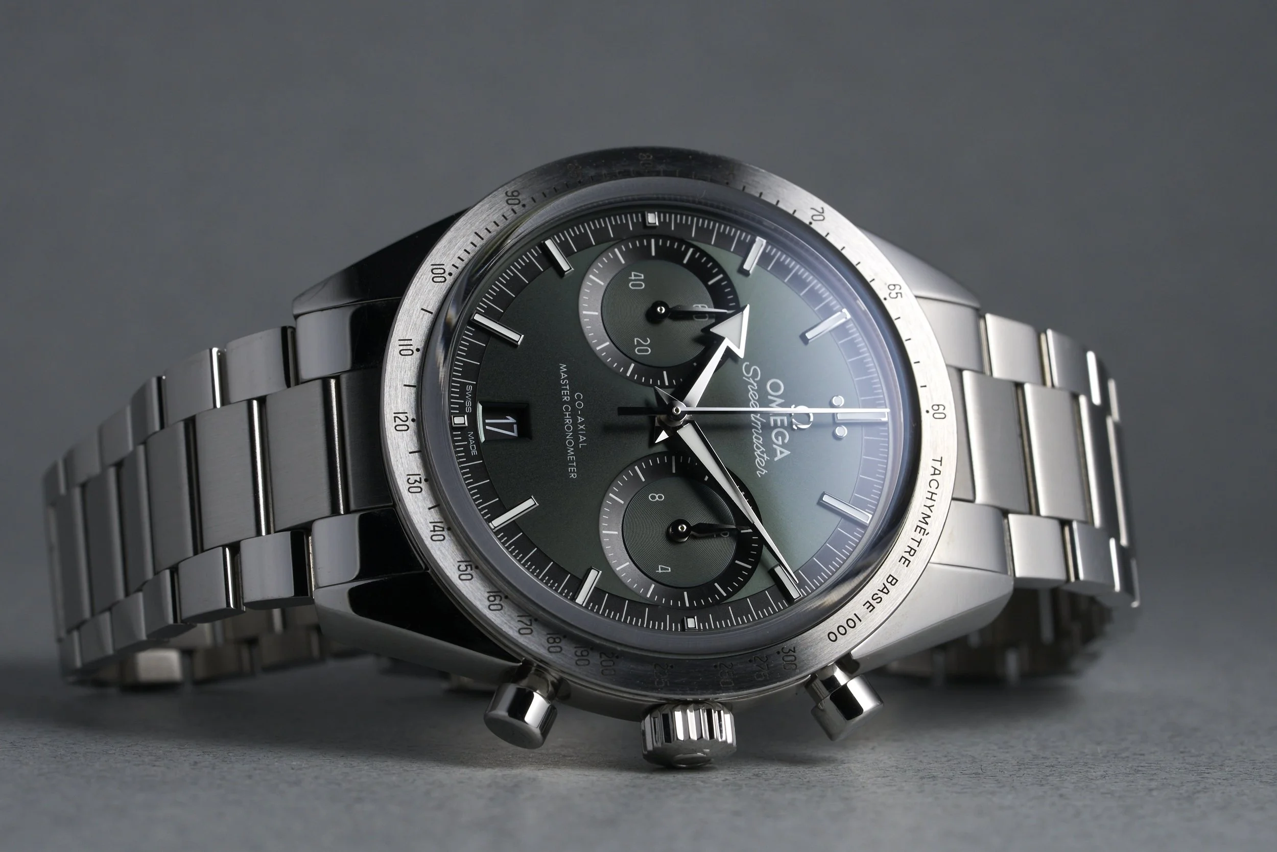 omega-speedmaster57.boxpapers-332.10.41.51.10.001-green.dial-2023-oysterpalace-OP2334-12.jpg