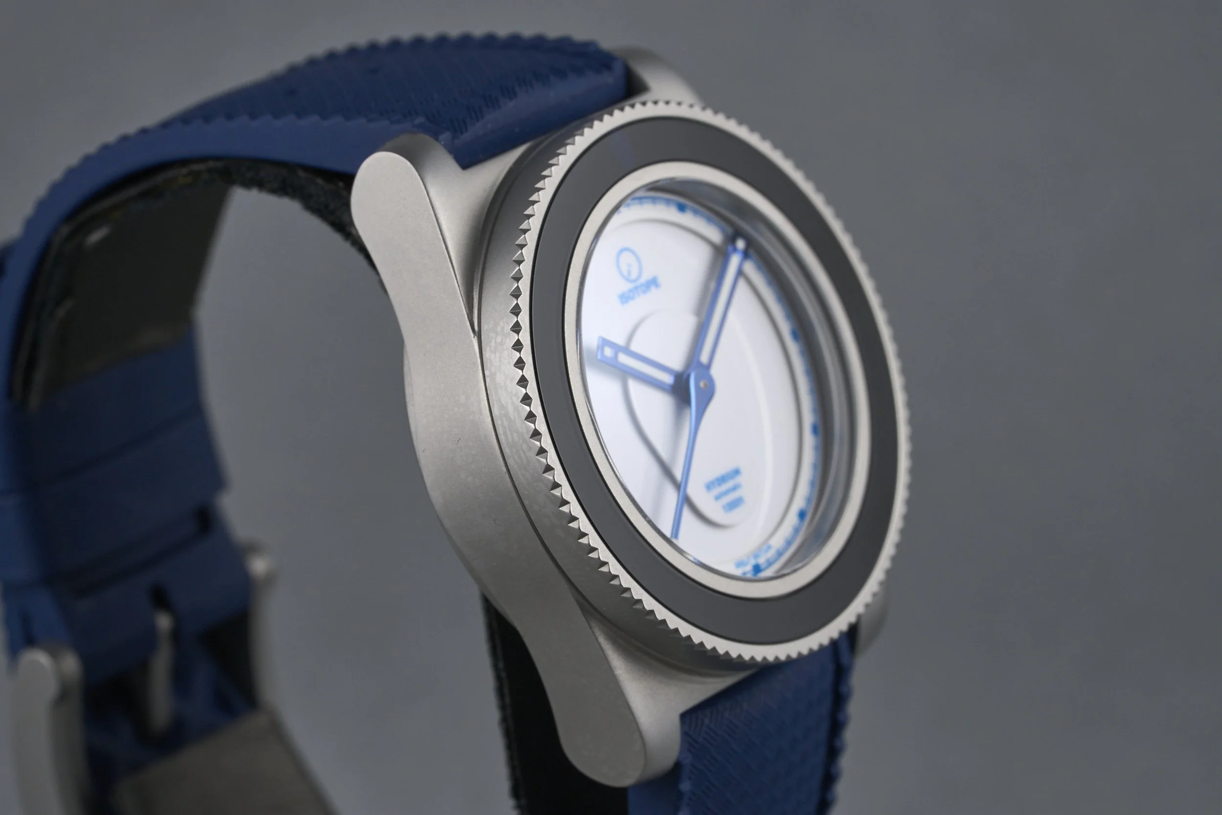 isotope-hydrium.scottishwatches.boxpapers-alba-white.enamel.dial-41.100-oysterpalace-OP2247-05.jpg