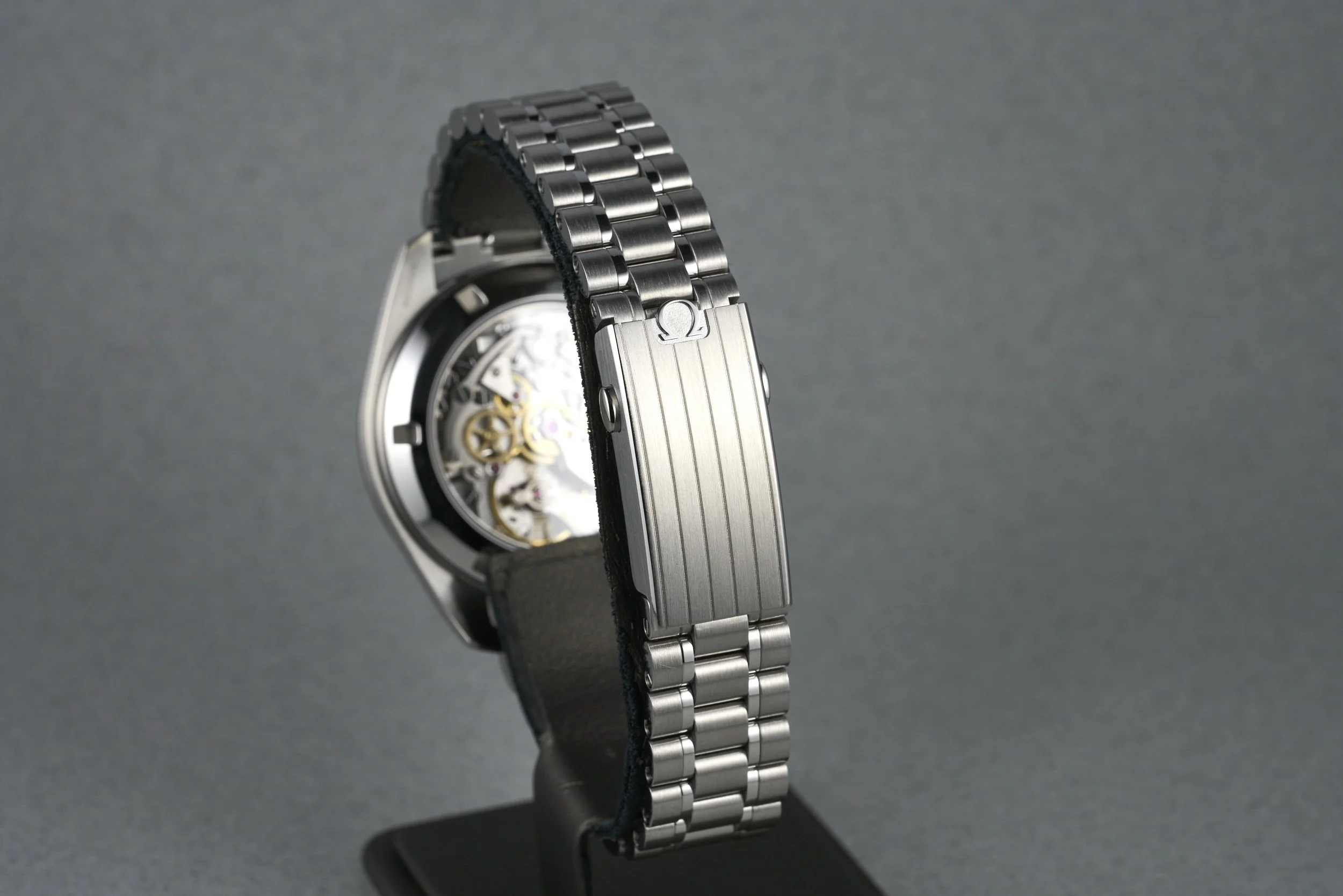 omega-speedmaster.boxpapers-310.30.42.50.01.004-reverse.panda.dial-2026-oysterpalace-OP2297-08.jpg
