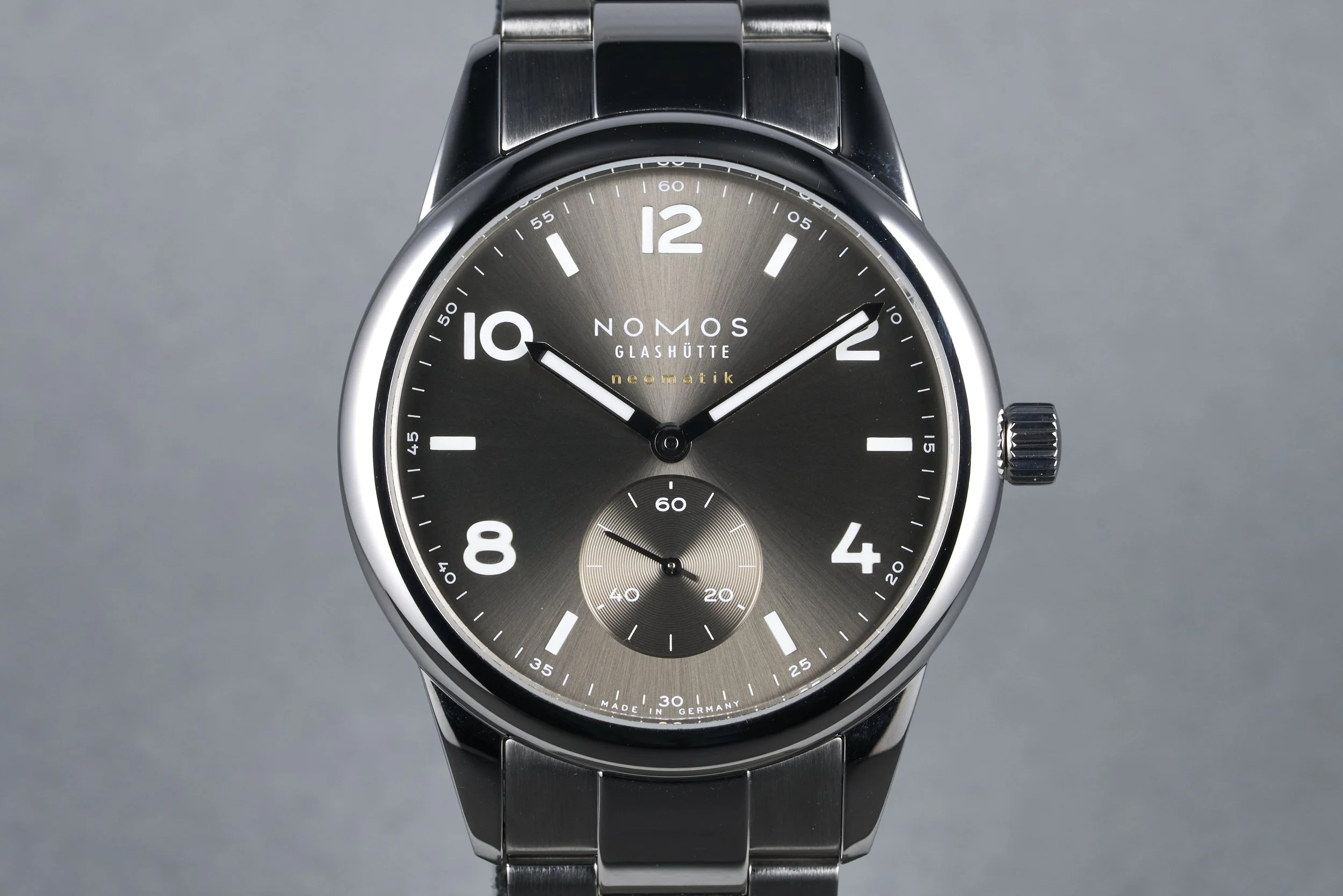 nomos-club.sport.neomatik.boxpapers-764-smoke.dial-2024-oysterpalace-OP2232-01.jpg