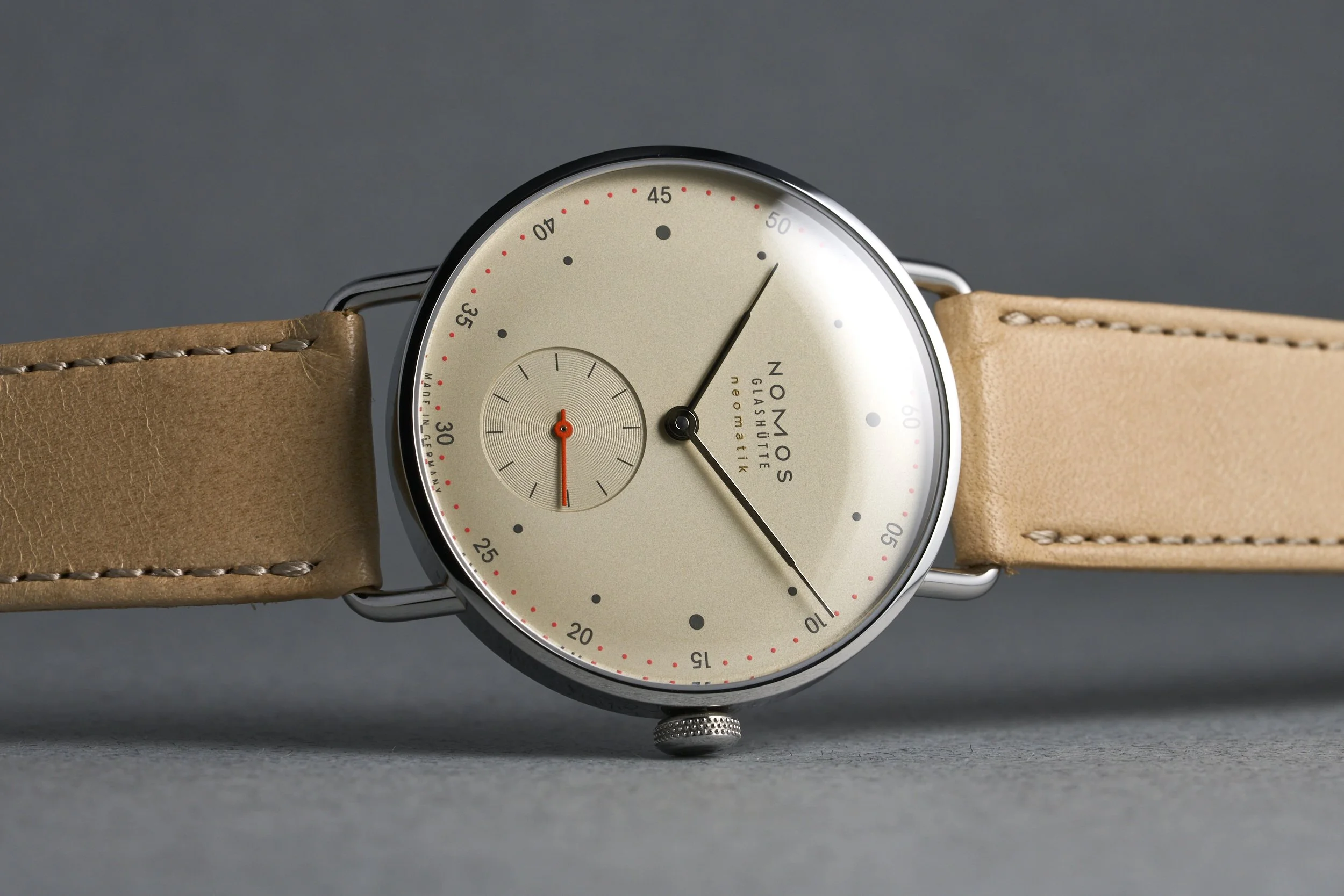 nomos-metro.neomatik-1106-beige.dial-2020s-oysterpalace-OP2239-10.jpg