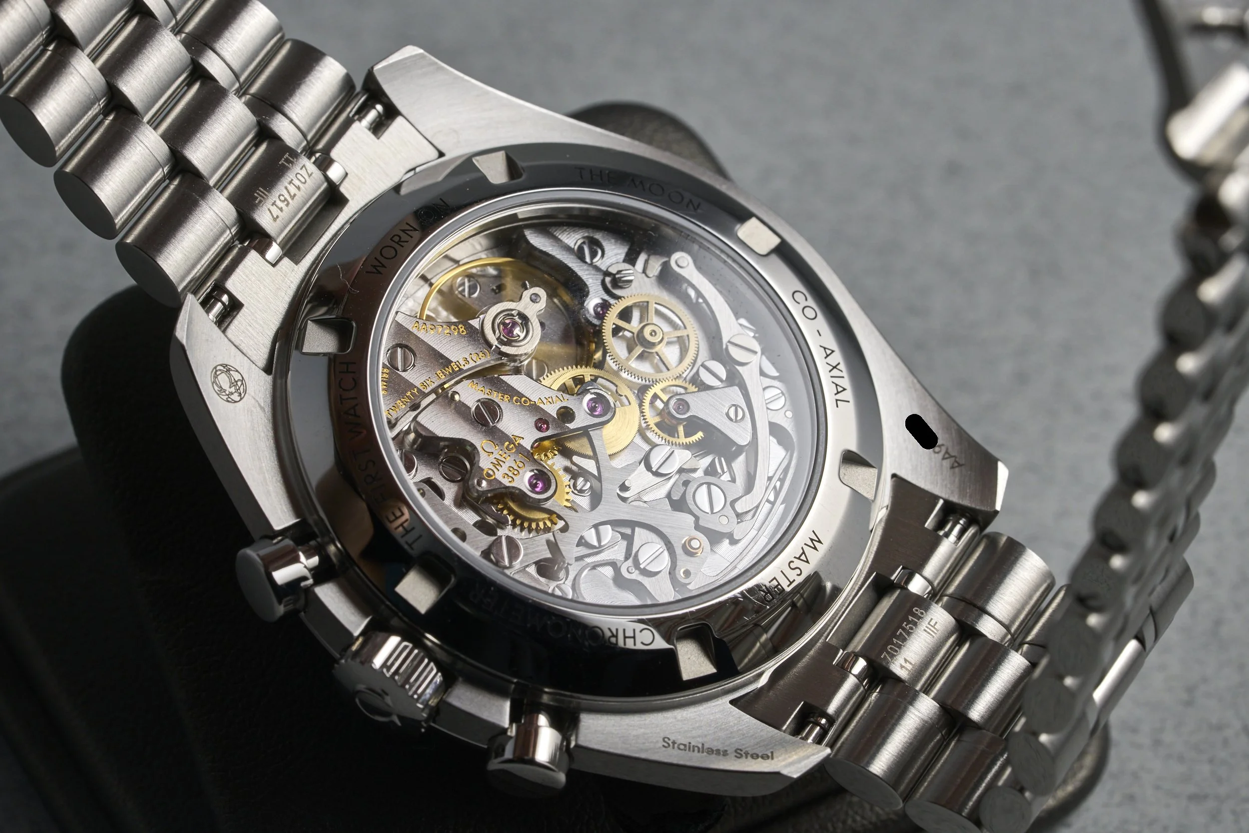 omega-speedmaster.boxpapers-310.30.42.50.01.004-reverse.panda.dial-2026-oysterpalace-OP2297-09.jpg