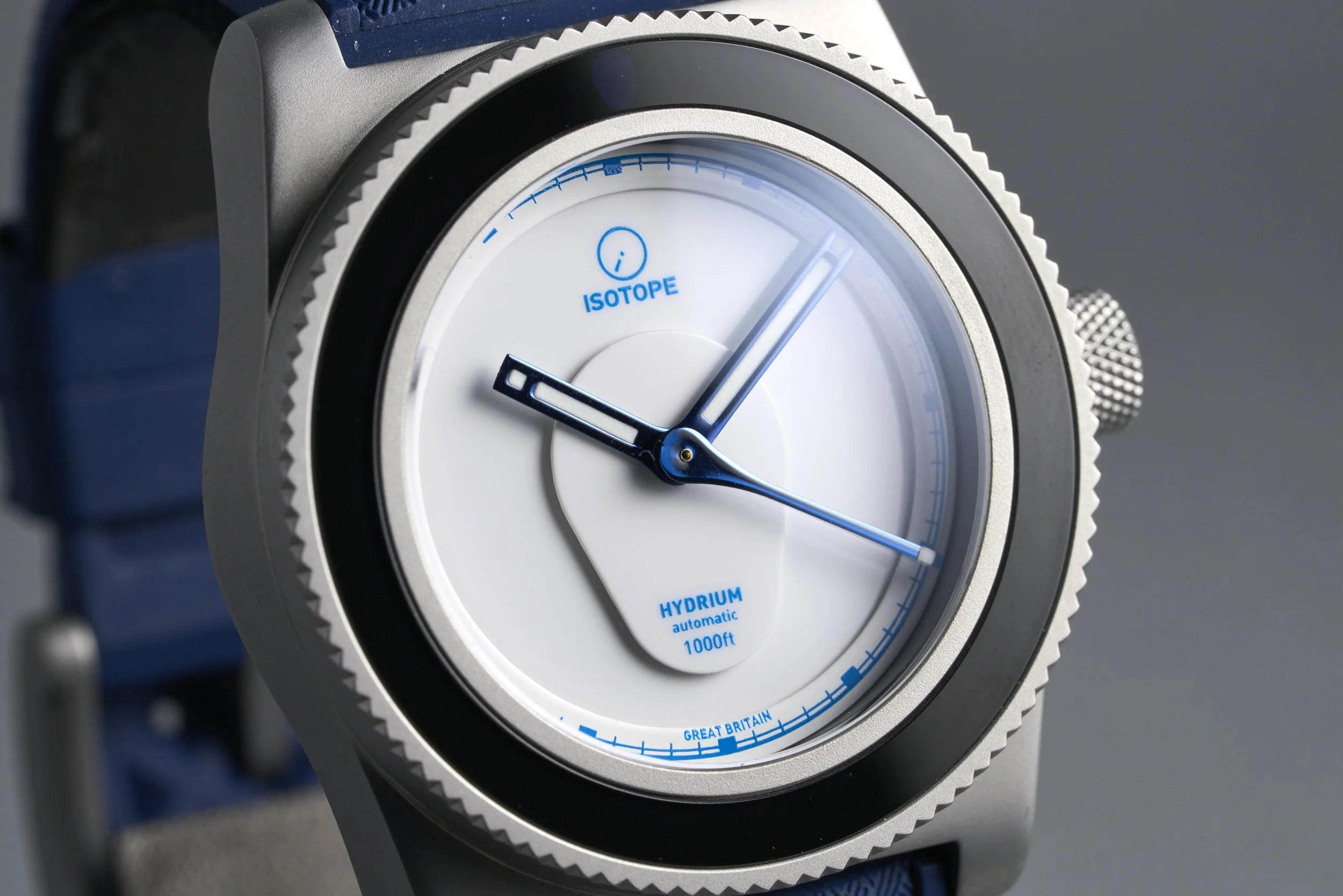 isotope-hydrium.scottishwatches.boxpapers-alba-white.enamel.dial-41.100-oysterpalace-OP2247-04.jpg