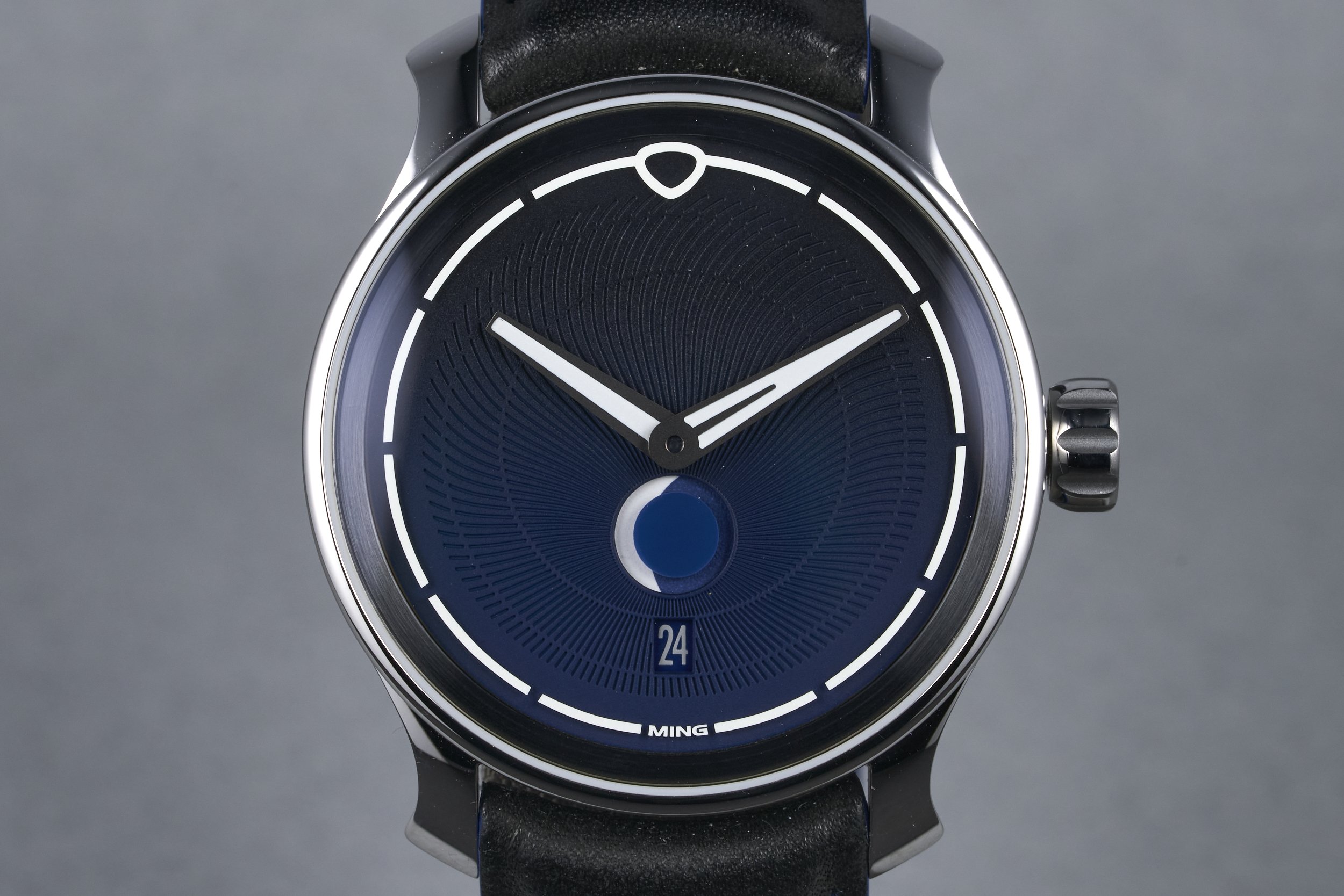 ming-moon.boxpapers-37.05-blue.dial-2024-oysterpalace-OP2152-01.jpg