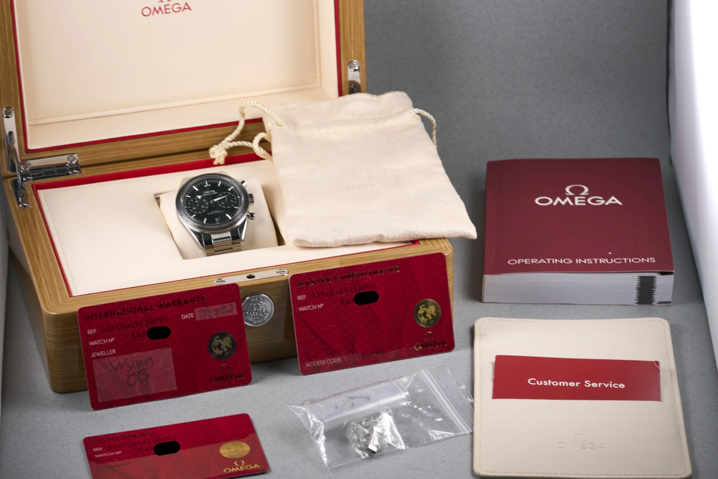 omega-speedmaster57.boxpapers-332.10.41.51.10.001-green.dial-2023-oysterpalace-OP2334-11.jpg