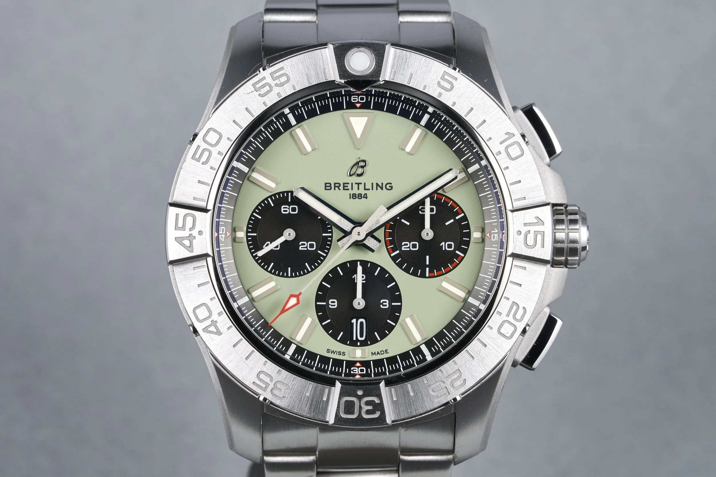 breitling-avenger.B01.chrono.boxpapers-AB0147-green.dial-2025-oysterpalace-OP2343-01.jpg