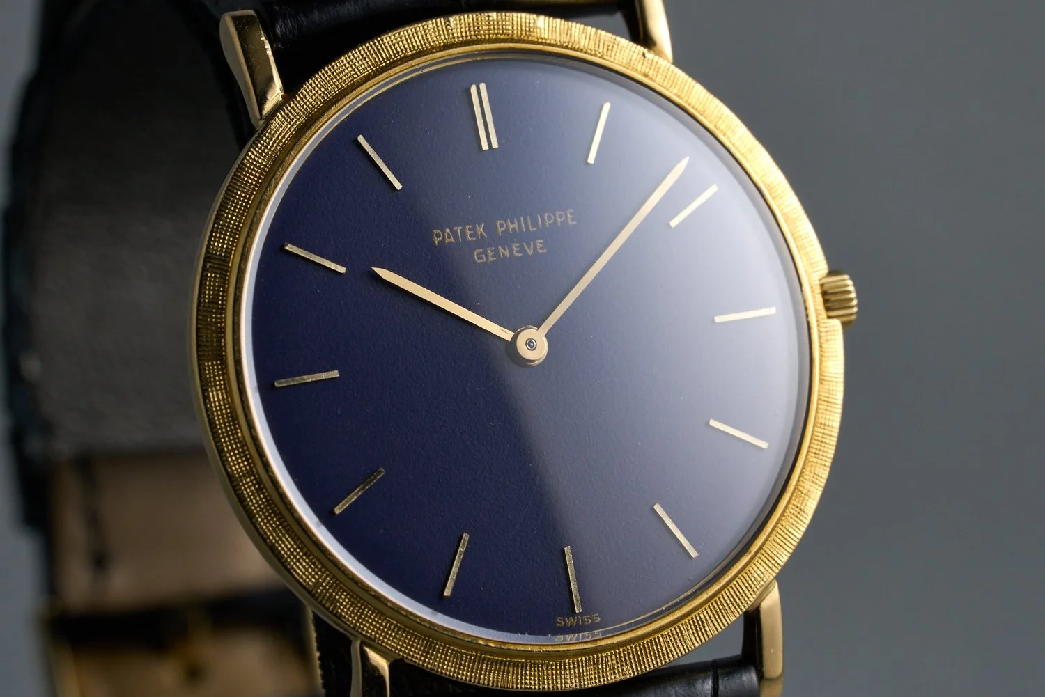 patekphilippe-calatrava.yellowgold-3498.2-blue.dial-1960s-oysterpalace-OP2226-04.jpg