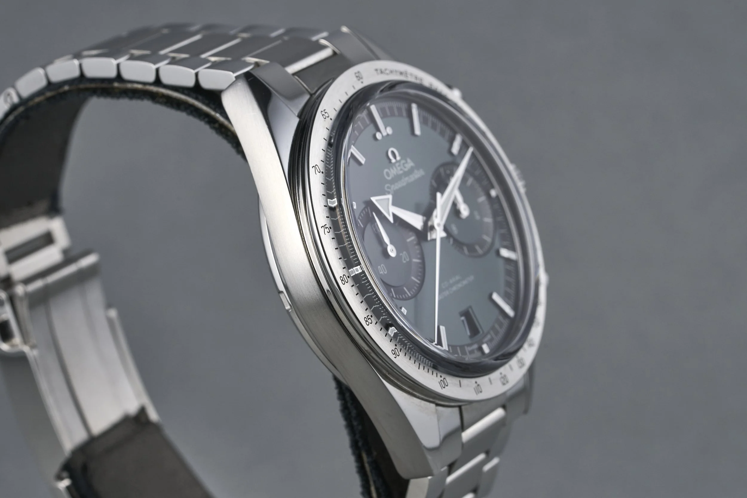 omega-speedmaster57.boxpapers-332.10.41.51.10.001-green.dial-2023-oysterpalace-OP2334-06.jpg