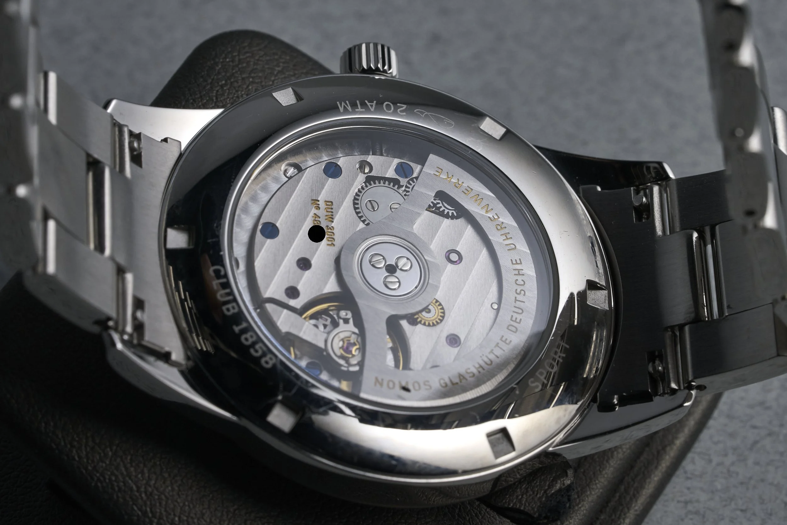 nomos-club.sport.neomatik.boxpapers-764-smoke.dial-2024-oysterpalace-OP2232-10.jpg