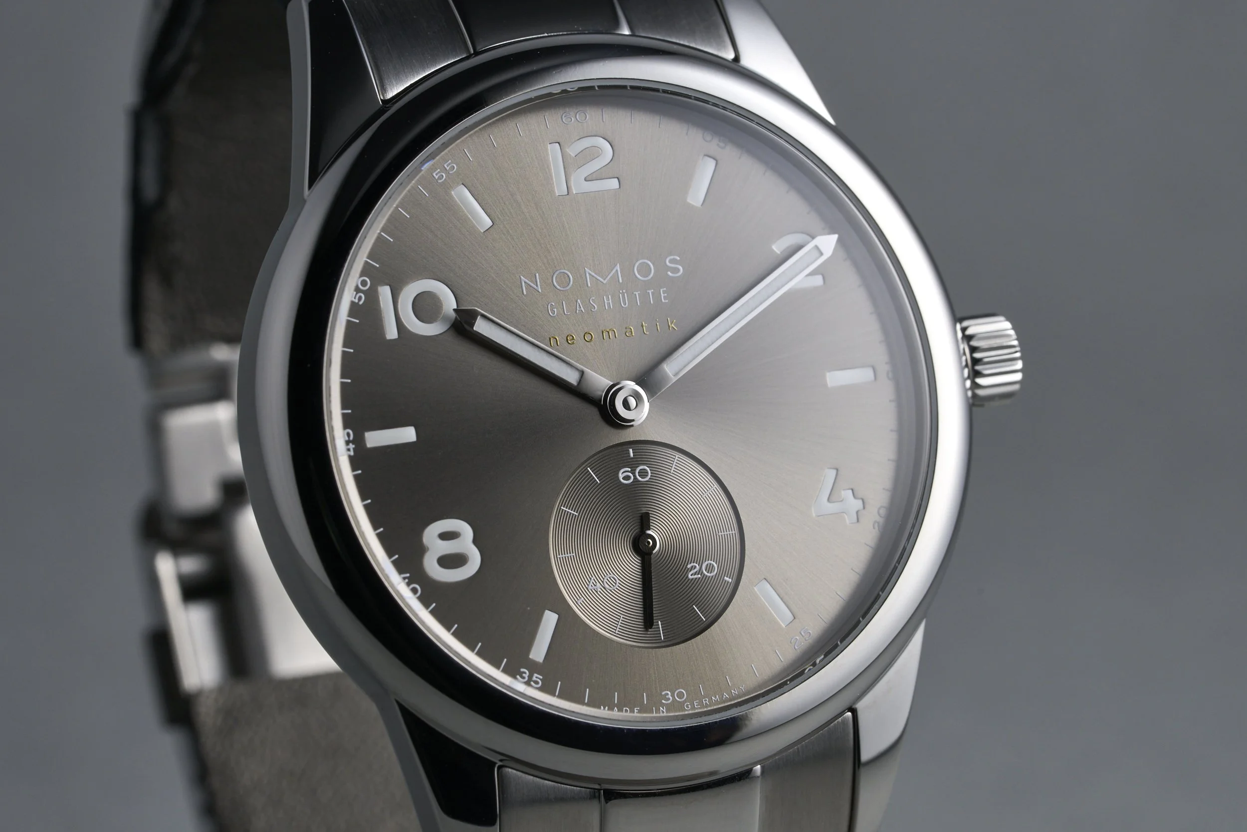 nomos-club.sport.neomatik.boxpapers-764-smoke.dial-2024-oysterpalace-OP2232-04.jpg