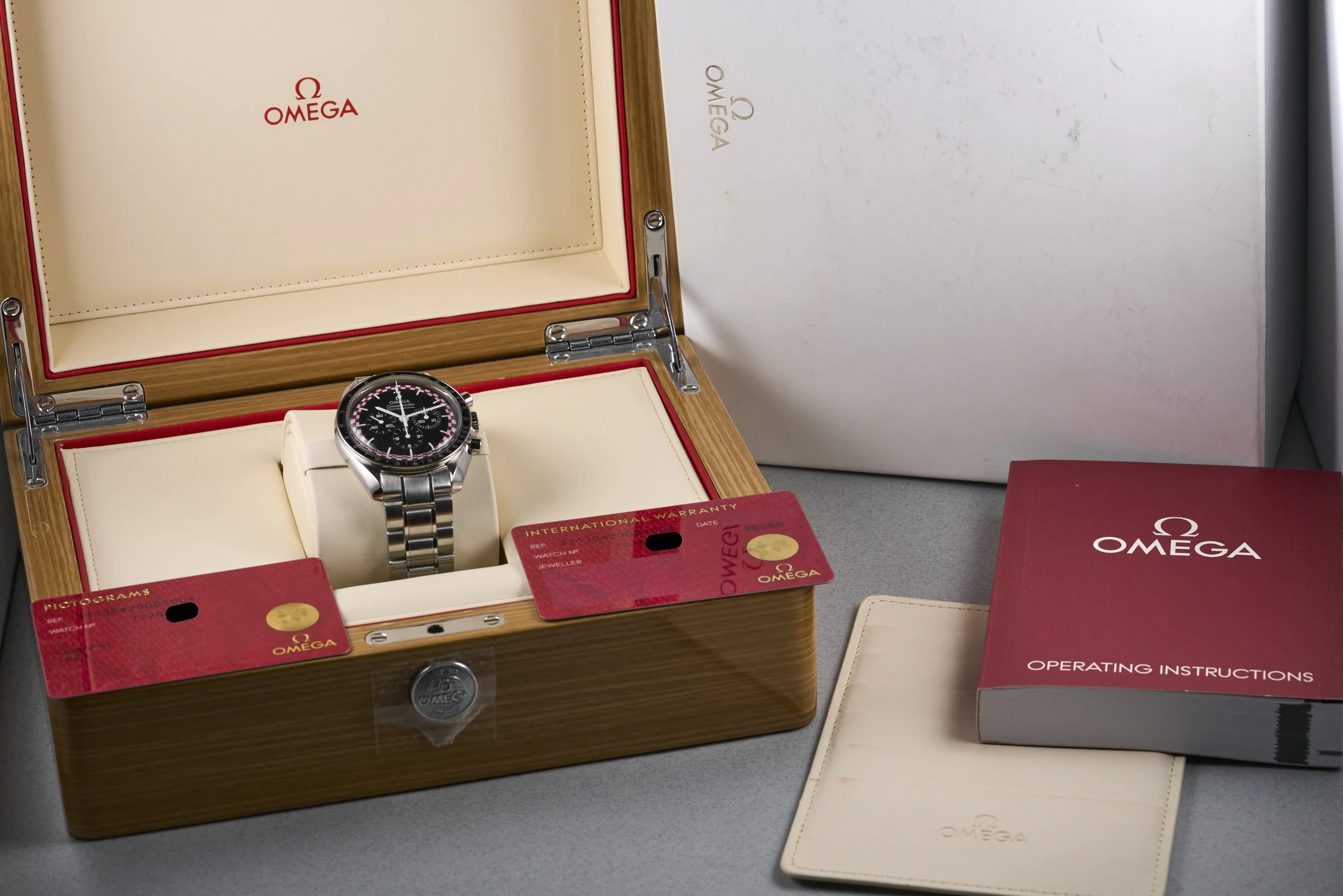 omega-speedmaster.tintin.boxpapers-311.30.42.30.01.004-tintin.dial-2014-oysterpalace-OP2276-10.jpg