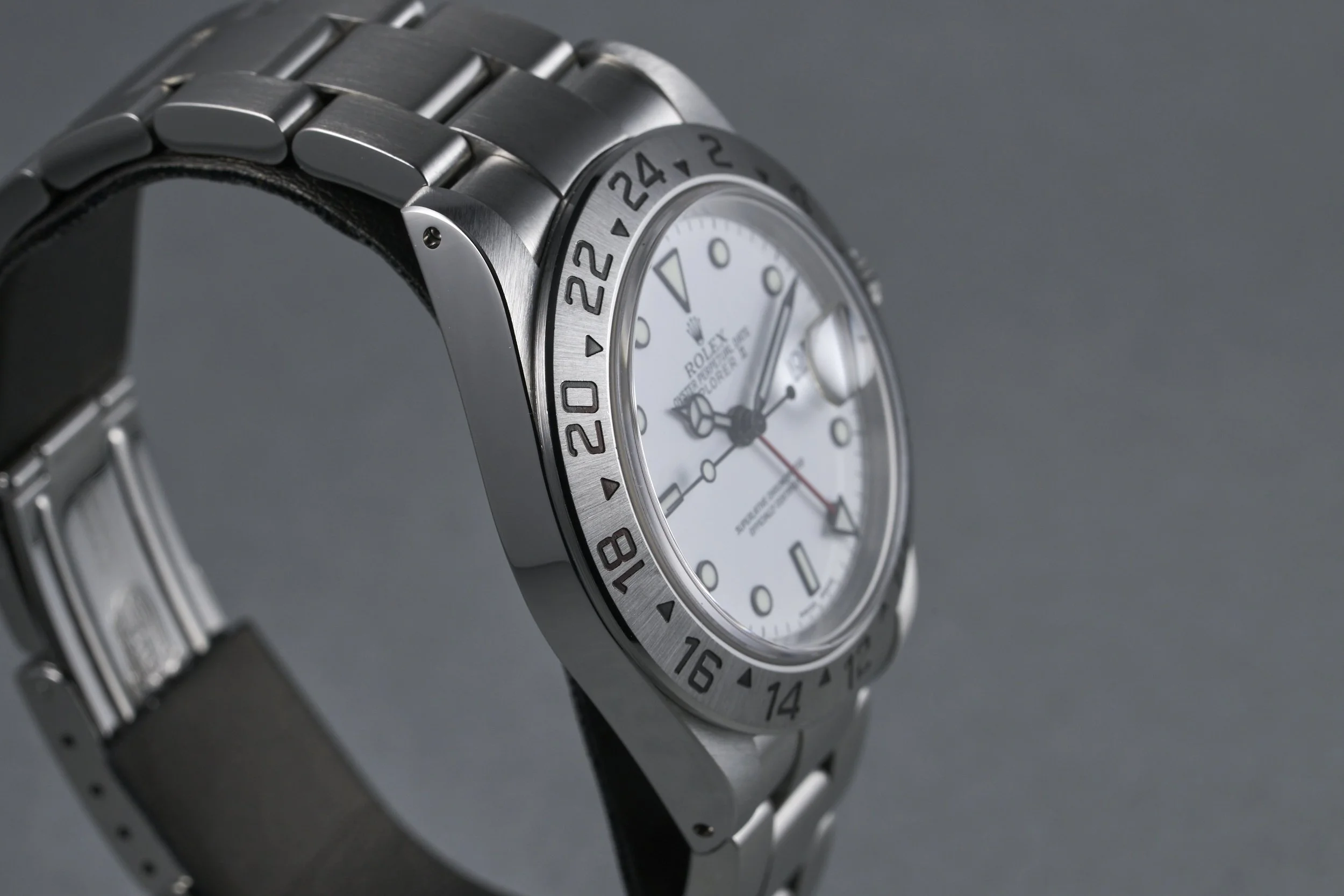 rolex-explorerii.rscpapers-16570-white.dial-2000-oysterpalace-OP2227-05.jpg