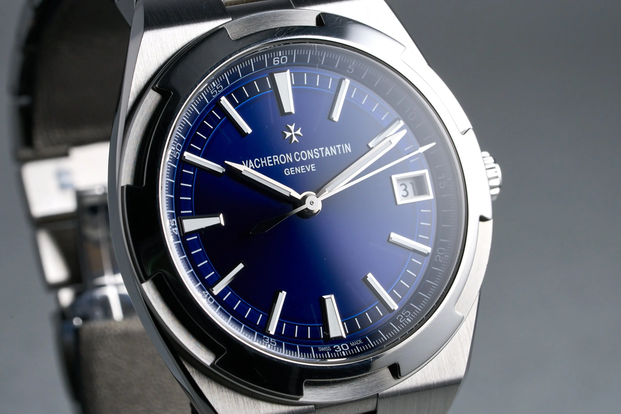 vacheronconstantin-overseas.boxpapers-4500V.110a.b126-blue.dial-2021-oysterpalace-OP2039-04.jpg