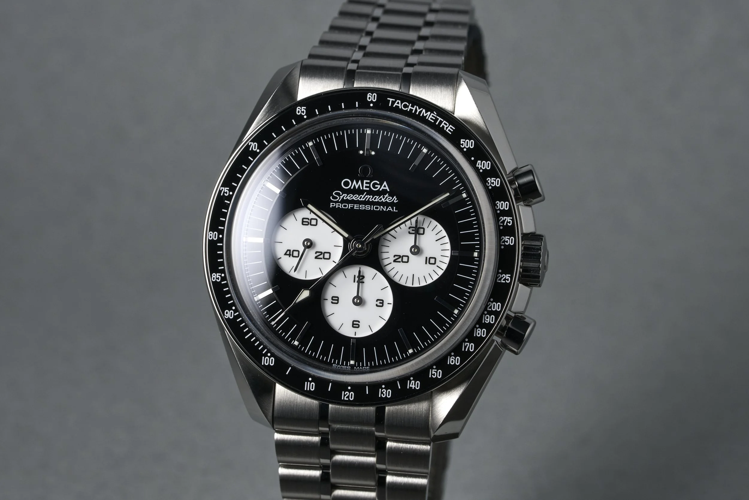 omega-speedmaster.boxpapers-310.30.42.50.01.004-reverse.panda.dial-2026-oysterpalace-OP2297-03.jpg