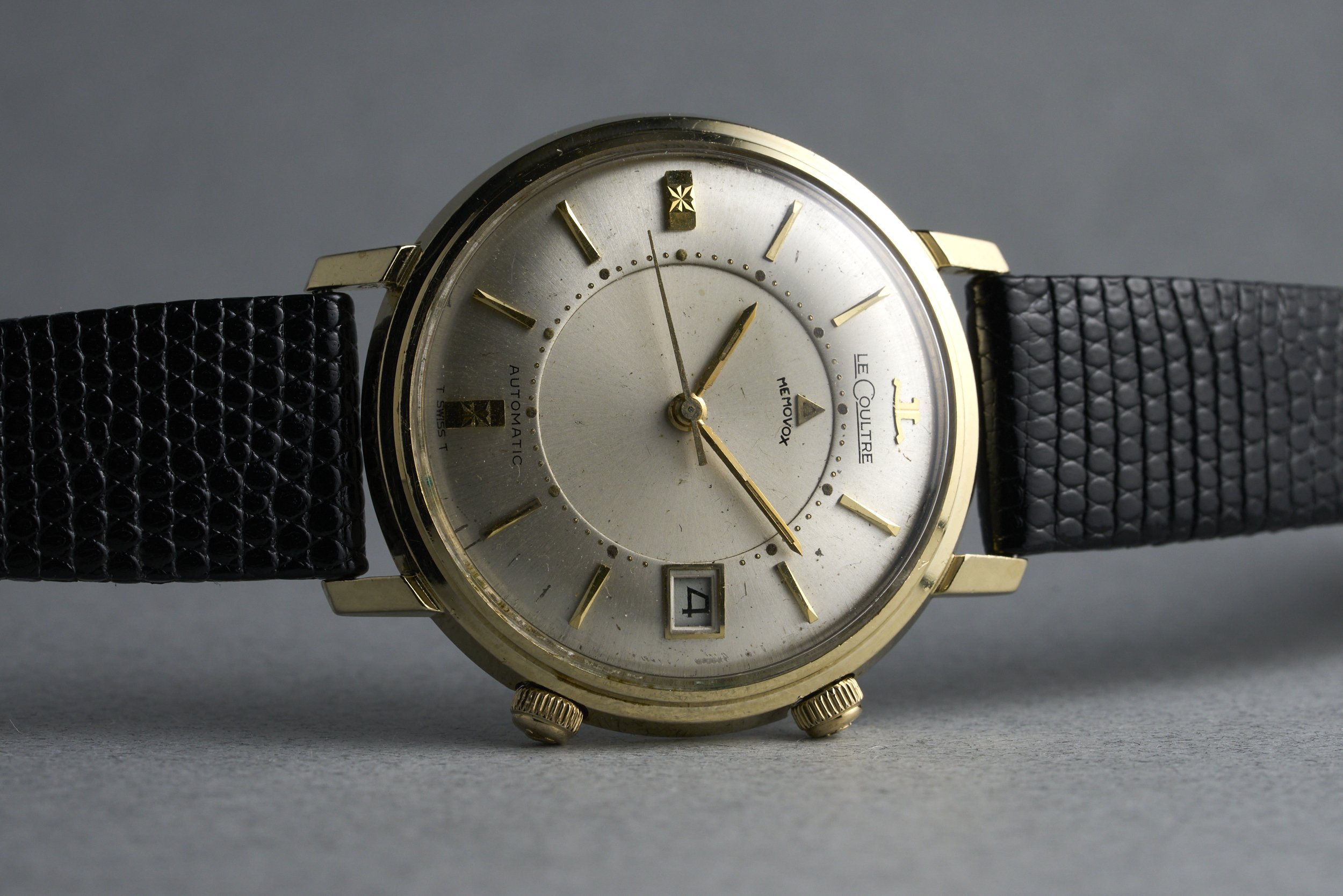 jlc-momovox.alarm.yellowgold-2672-silver.dial-1960s-oysterpalace-OP2310-10.jpg