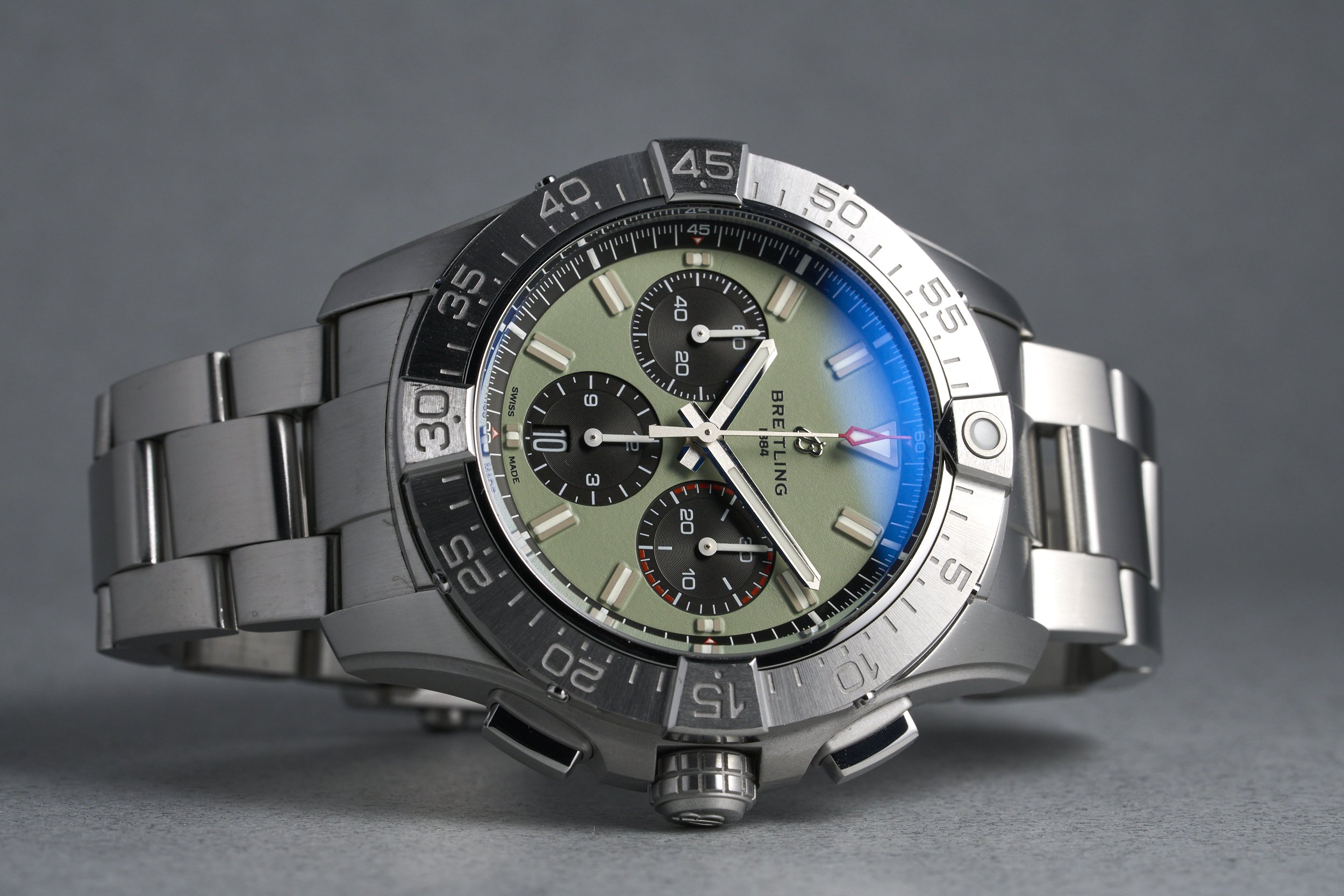breitling-avenger.B01.chrono.boxpapers-AB0147-green.dial-2025-oysterpalace-OP2343-11.jpg