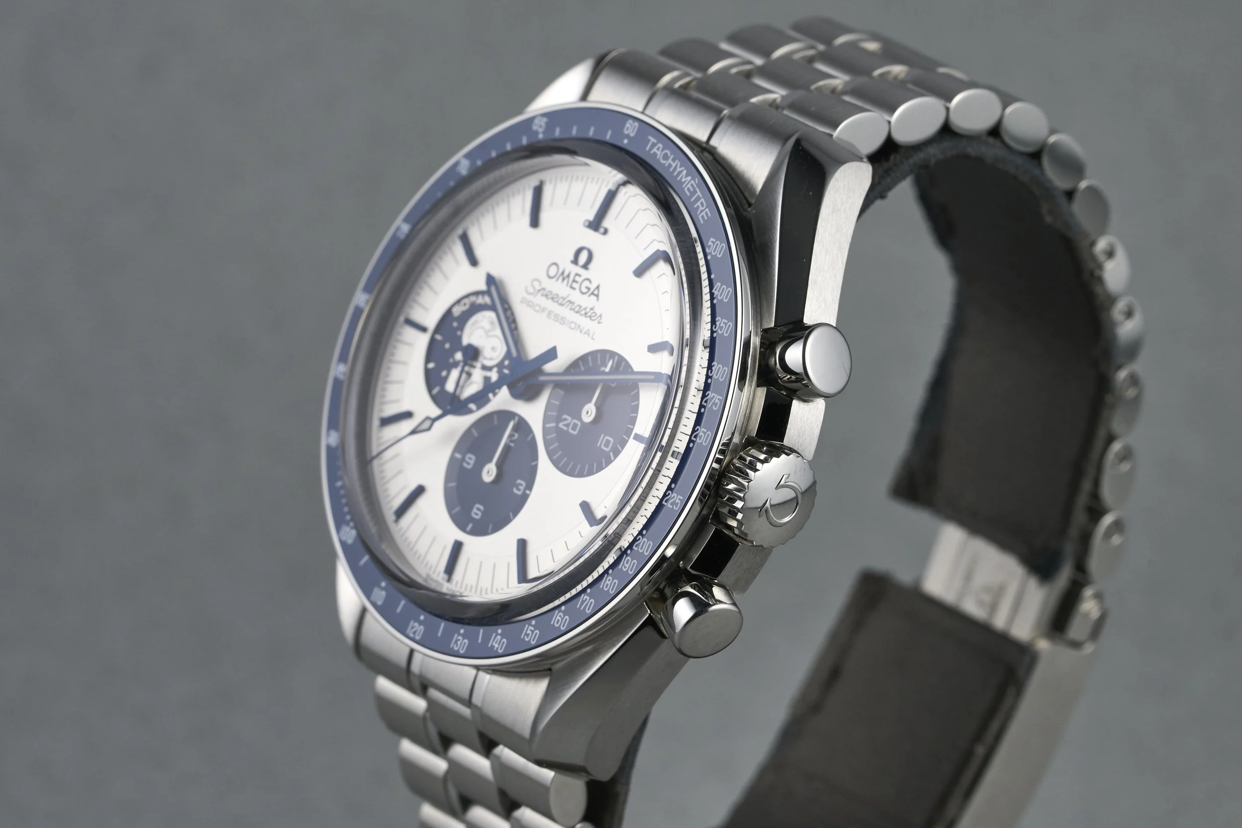 omega-speedmaster.boxpapers-310.32.42.50.02.001-silver.snoopy.50th.dial-2021-oysterpalace-OP2314-07.jpg