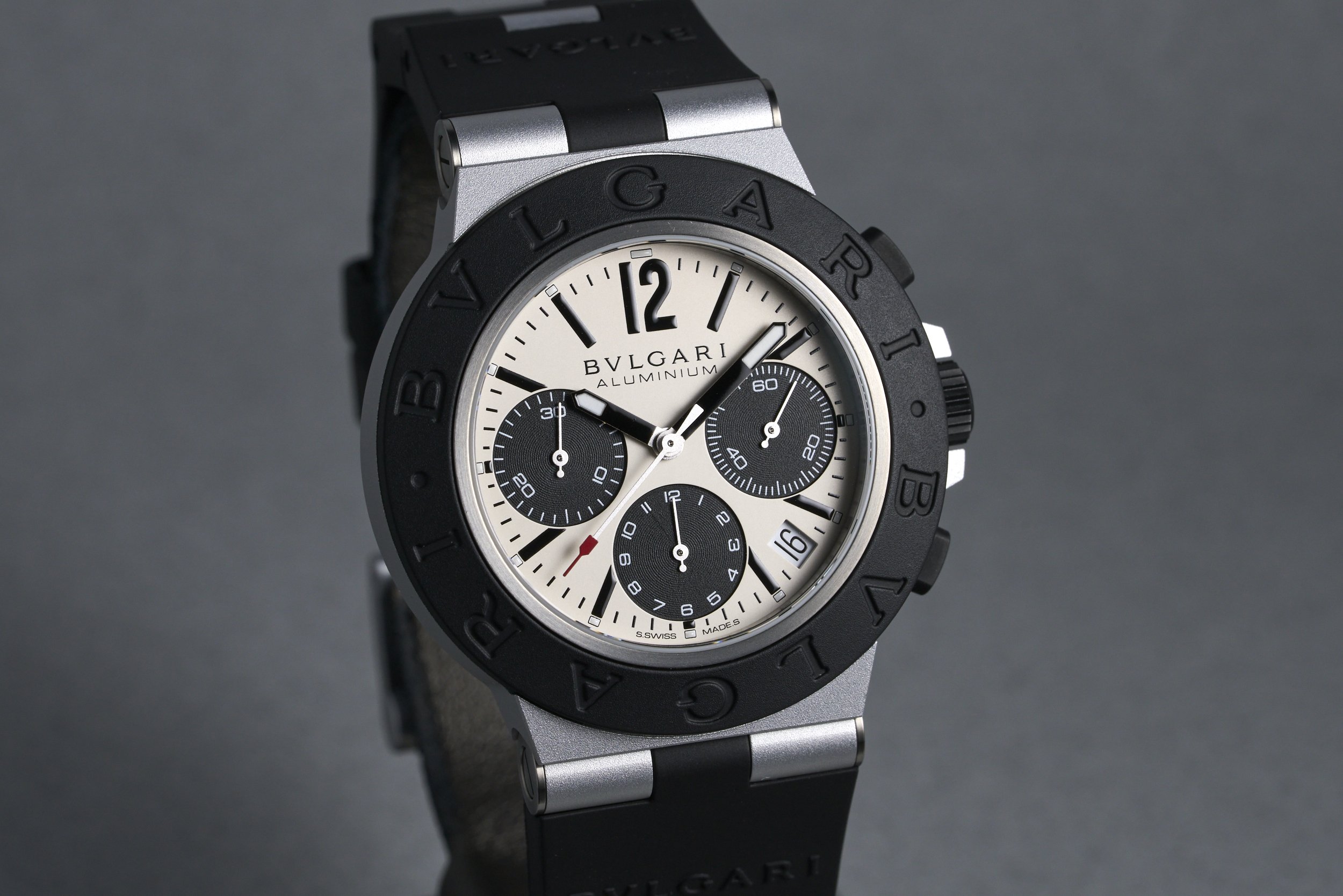 bulgari-chronograph.aluminum.boxpapers-103383-cream .dial-2022-oysterpalace-OP2322-02.jpg