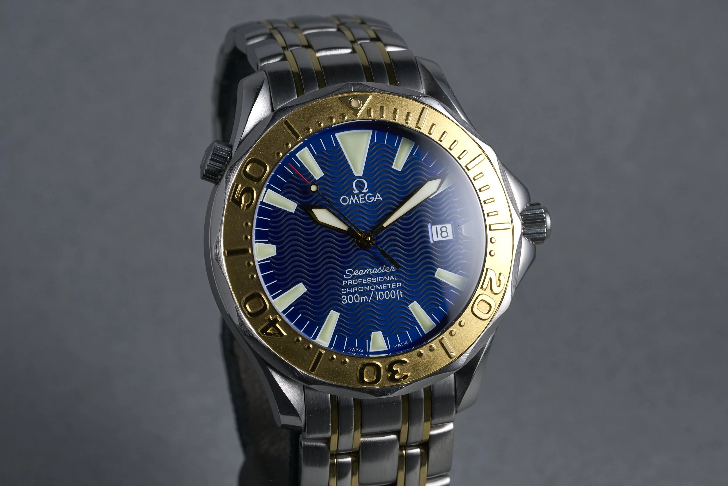 omega-seamaster.twotone.boxpapers-2455.80-blue.wave.dial-2000s-oysterpalace-OP2336-02.jpg