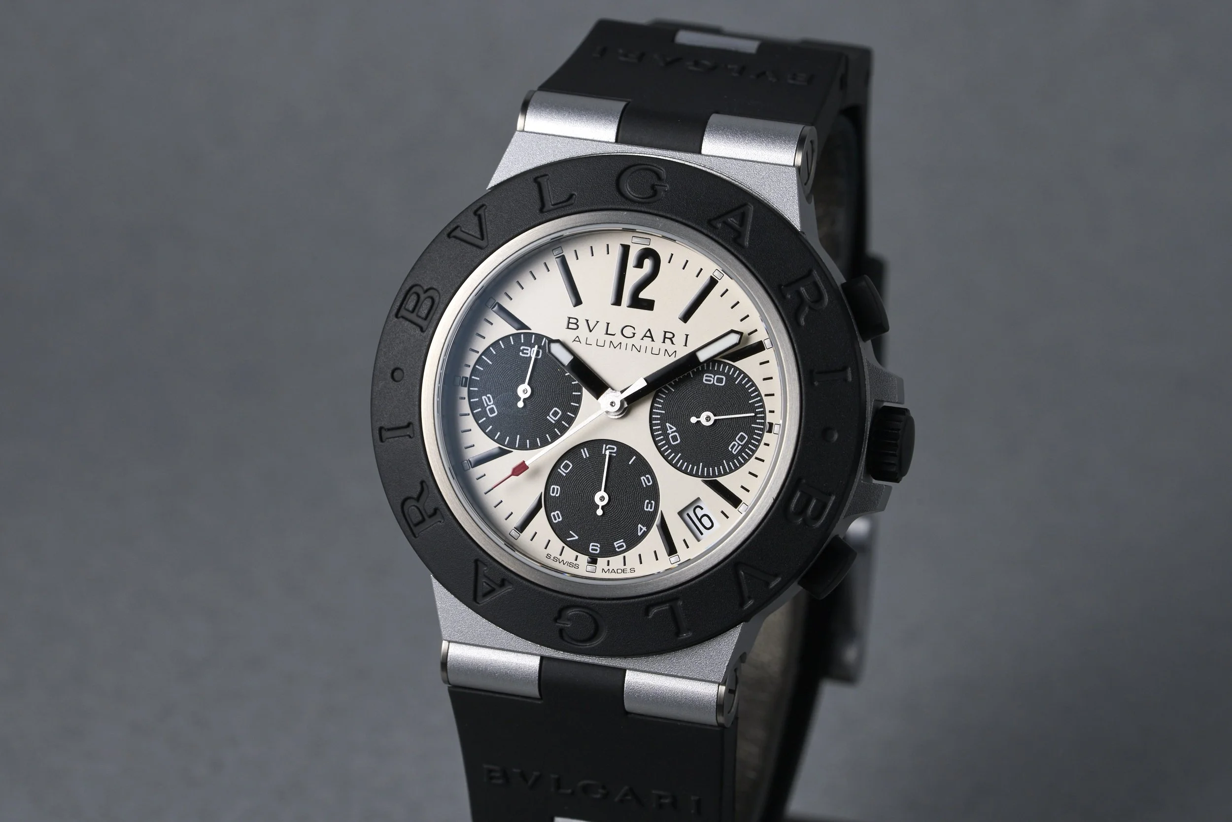 bulgari-chronograph.aluminum.boxpapers-103383-cream .dial-2022-oysterpalace-OP2322-03.jpg