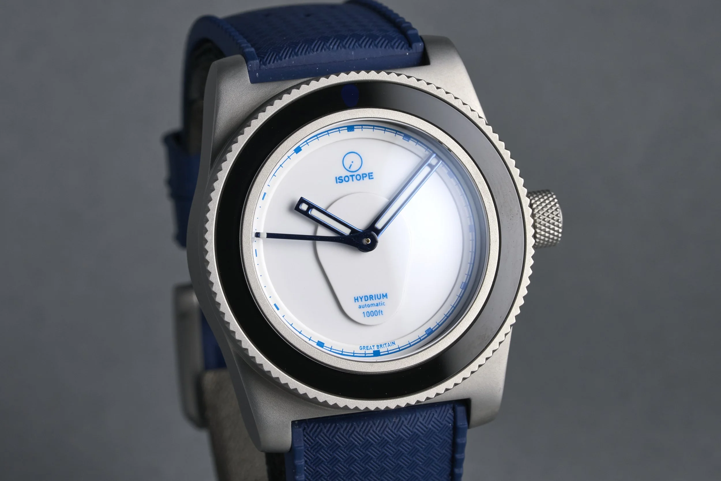 isotope-hydrium.scottishwatches.boxpapers-alba-white.enamel.dial-41.100-oysterpalace-OP2247-02.jpg