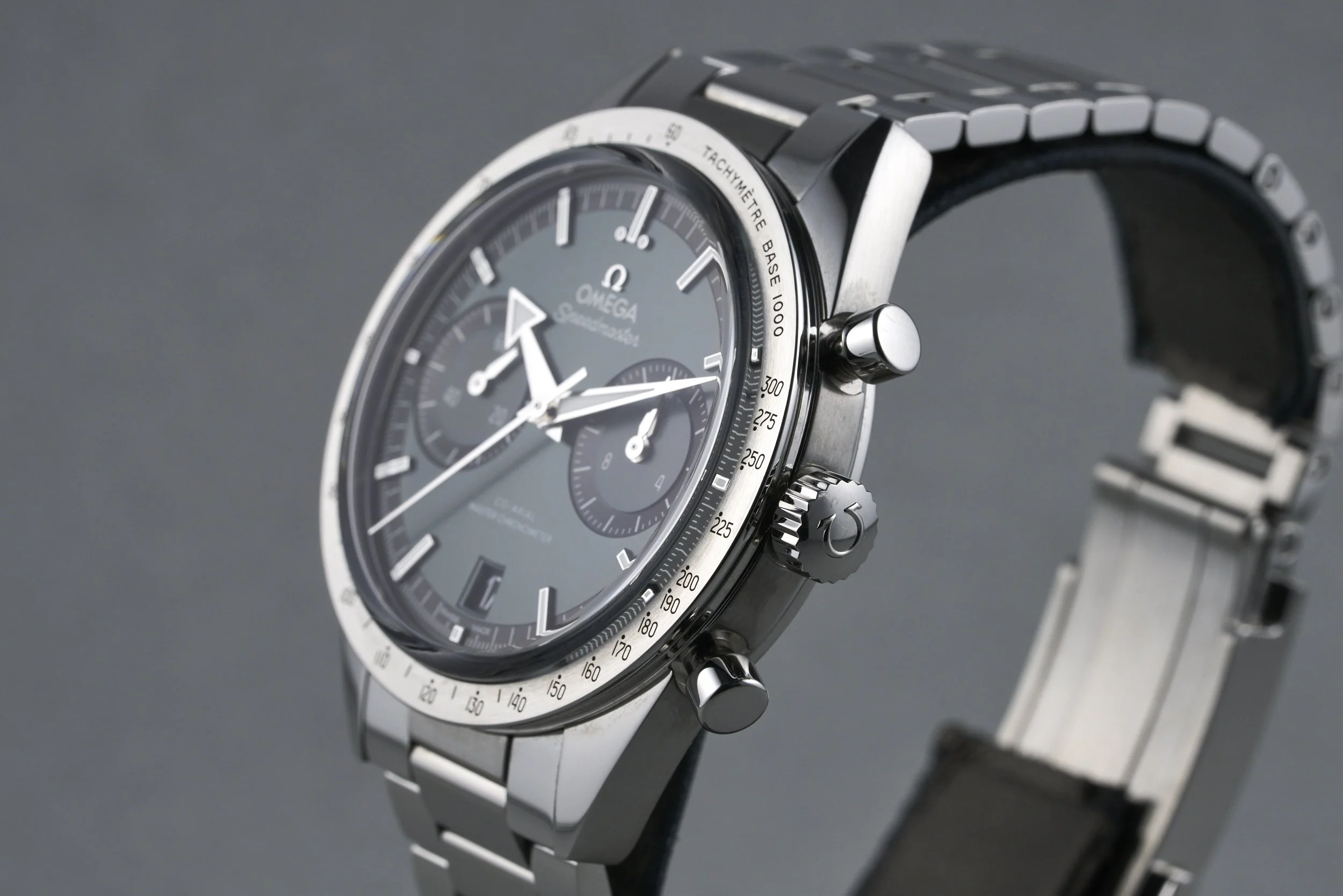 omega-speedmaster57.boxpapers-332.10.41.51.10.001-green.dial-2023-oysterpalace-OP2334-07.jpg