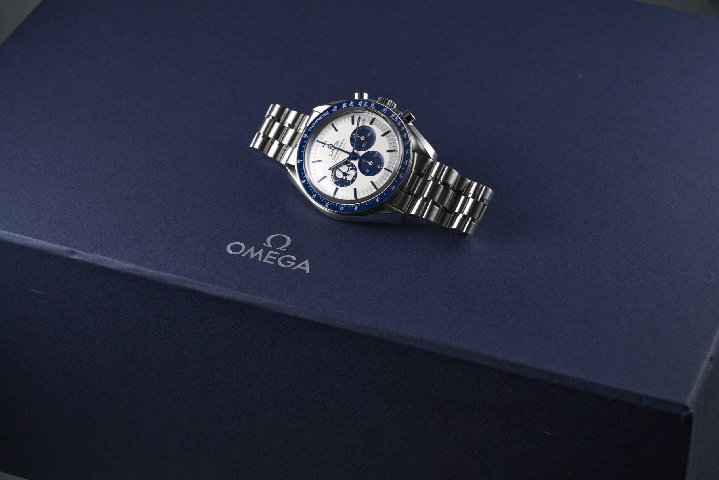 omega-speedmaster.boxpapers-310.32.42.50.02.001-silver.snoopy.50th.dial-2021-oysterpalace-OP2314-11.jpg