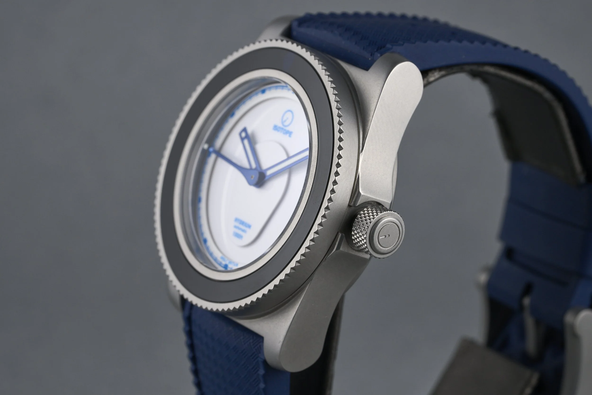 isotope-hydrium.scottishwatches.boxpapers-alba-white.enamel.dial-41.100-oysterpalace-OP2247-06.jpg
