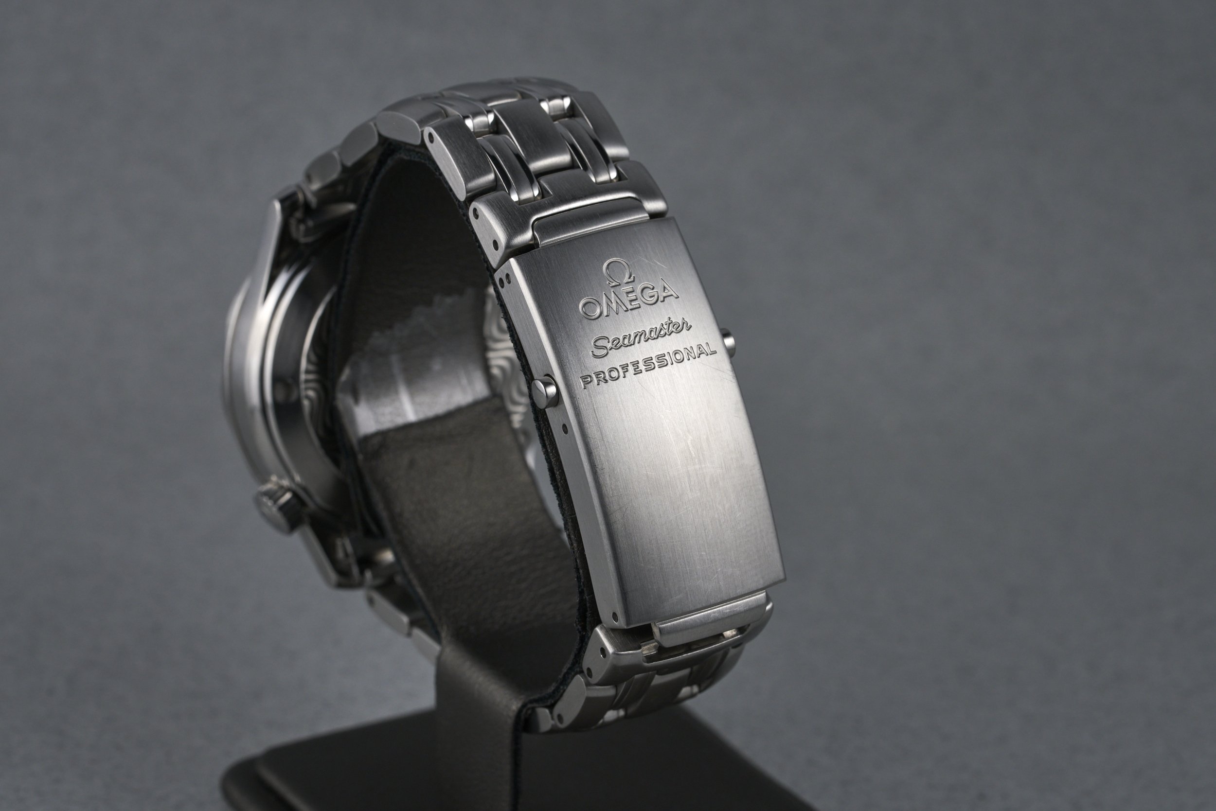 omega-seamaster-2551.80-blue.wave.dial-1990s-oysterpalace-OP2112-07.jpg