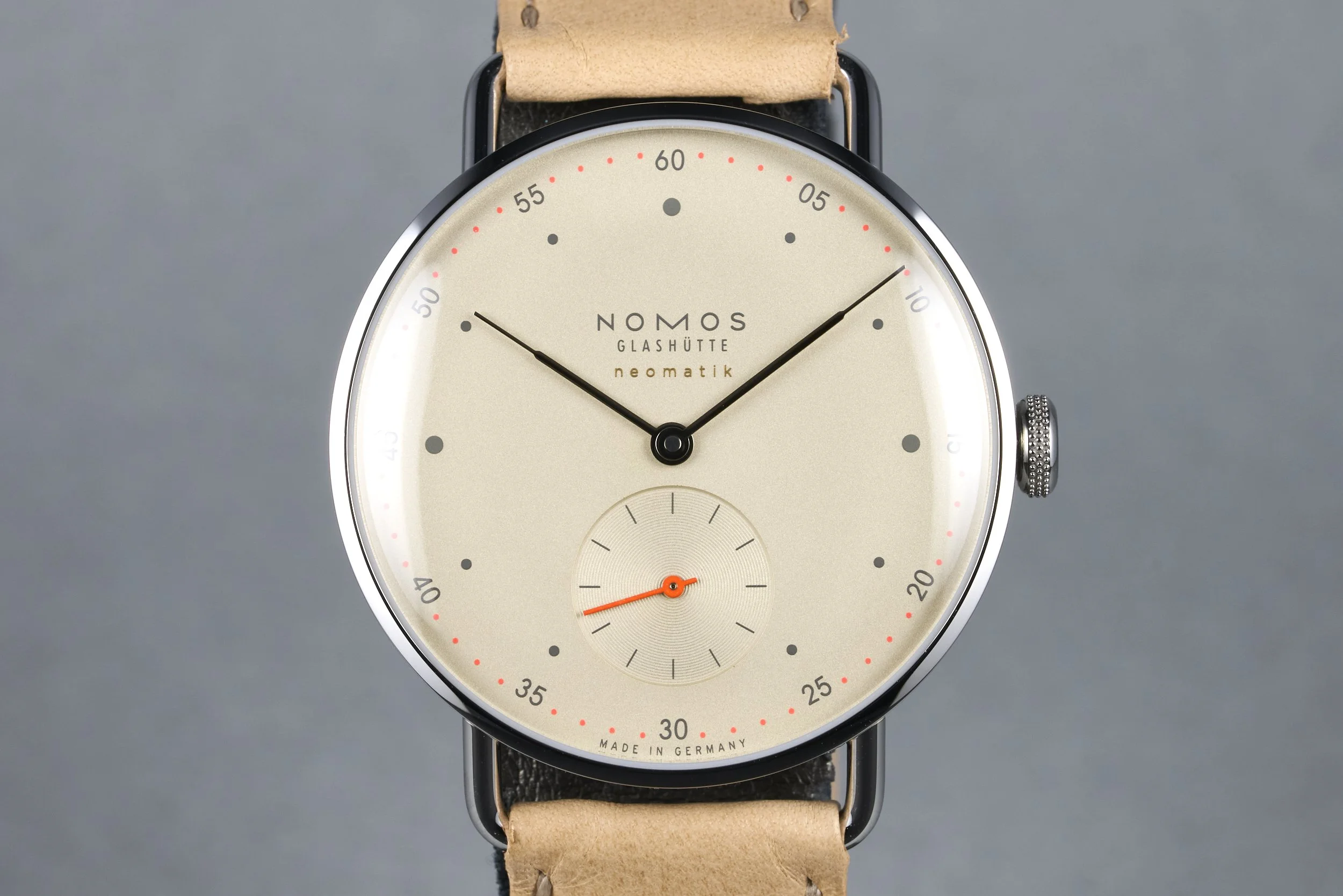 nomos-metro.neomatik-1106-beige.dial-2020s-oysterpalace-OP2239-01.jpg