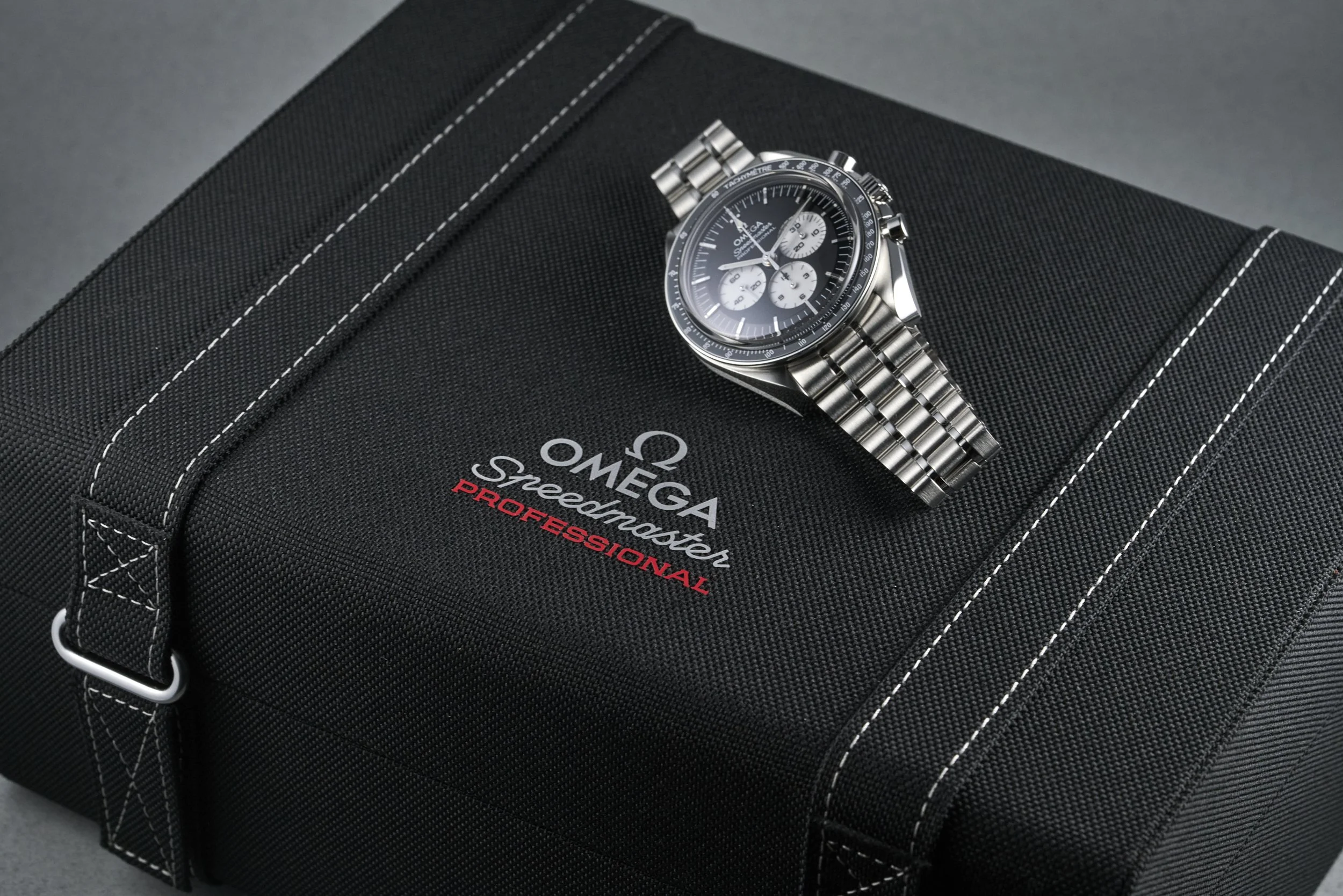 omega-speedmaster.boxpapers-310.30.42.50.01.004-reverse.panda.dial-2026-oysterpalace-OP2297-11.jpg