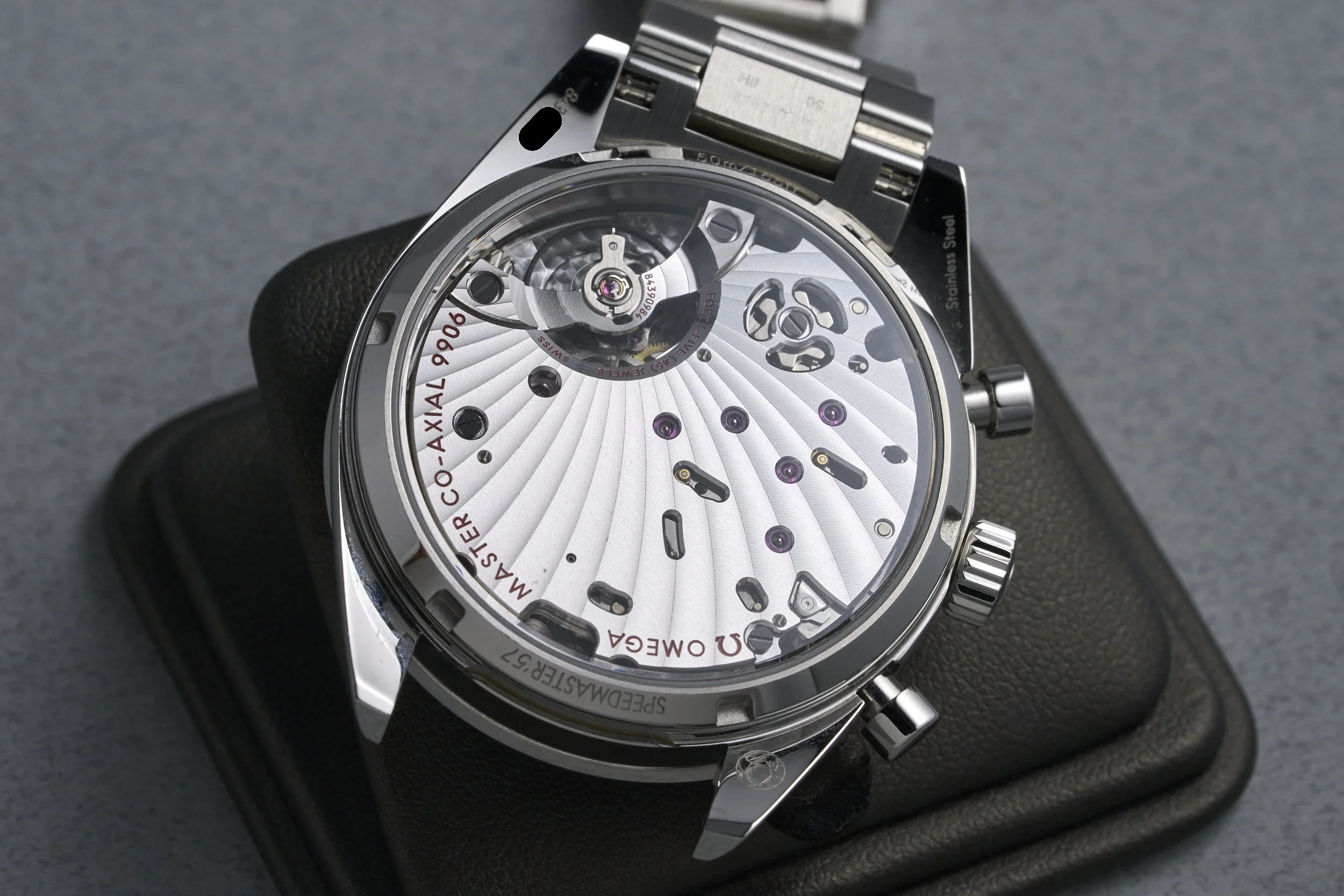 omega-speedmaster57.boxpapers-332.10.41.51.10.001-green.dial-2023-oysterpalace-OP2334-10.jpg