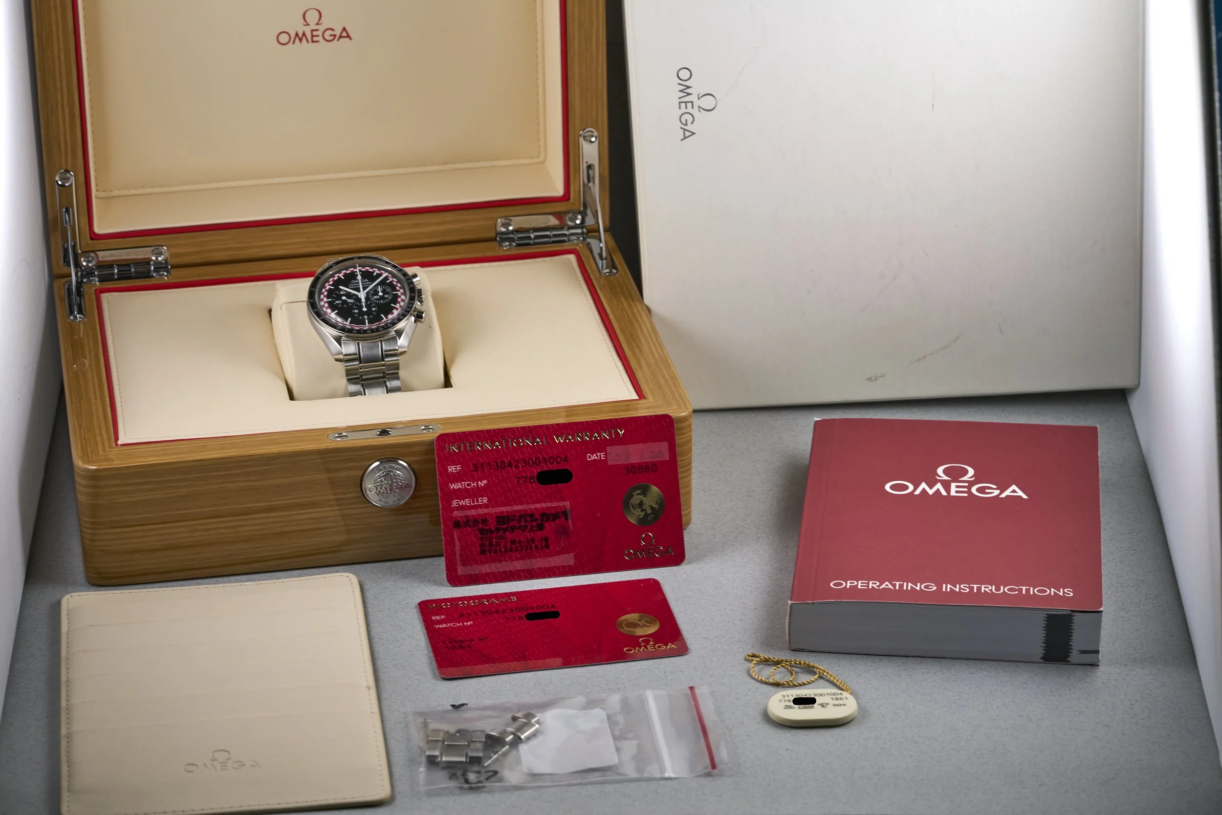 omega-speedmaster.boxpapers-311.30.42.30.01.004-tintin.dial-2018-oysterpalace-OP2302-10.jpg