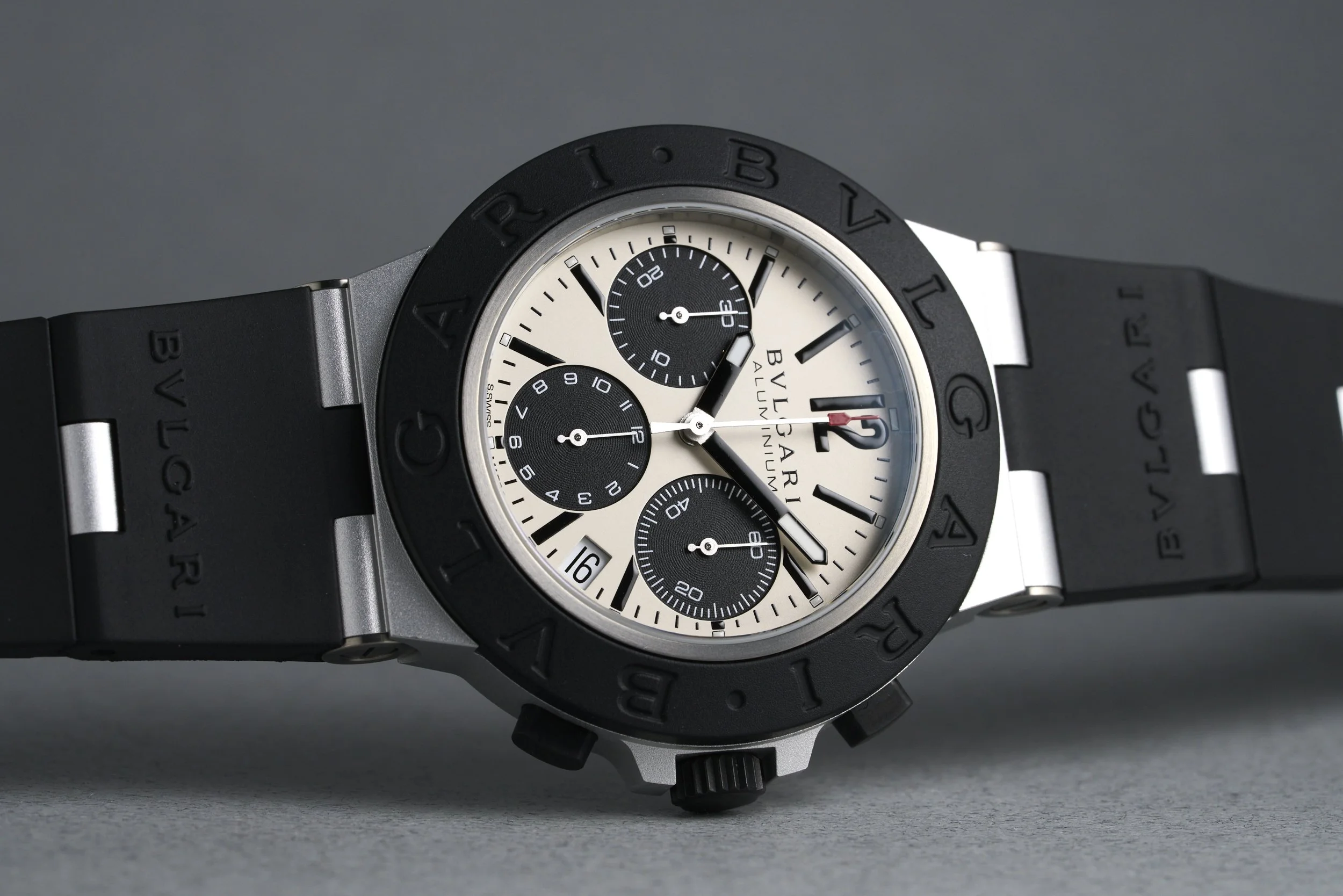 bulgari-chronograph.aluminum.boxpapers-103383-cream .dial-2022-oysterpalace-OP2322-11.jpg