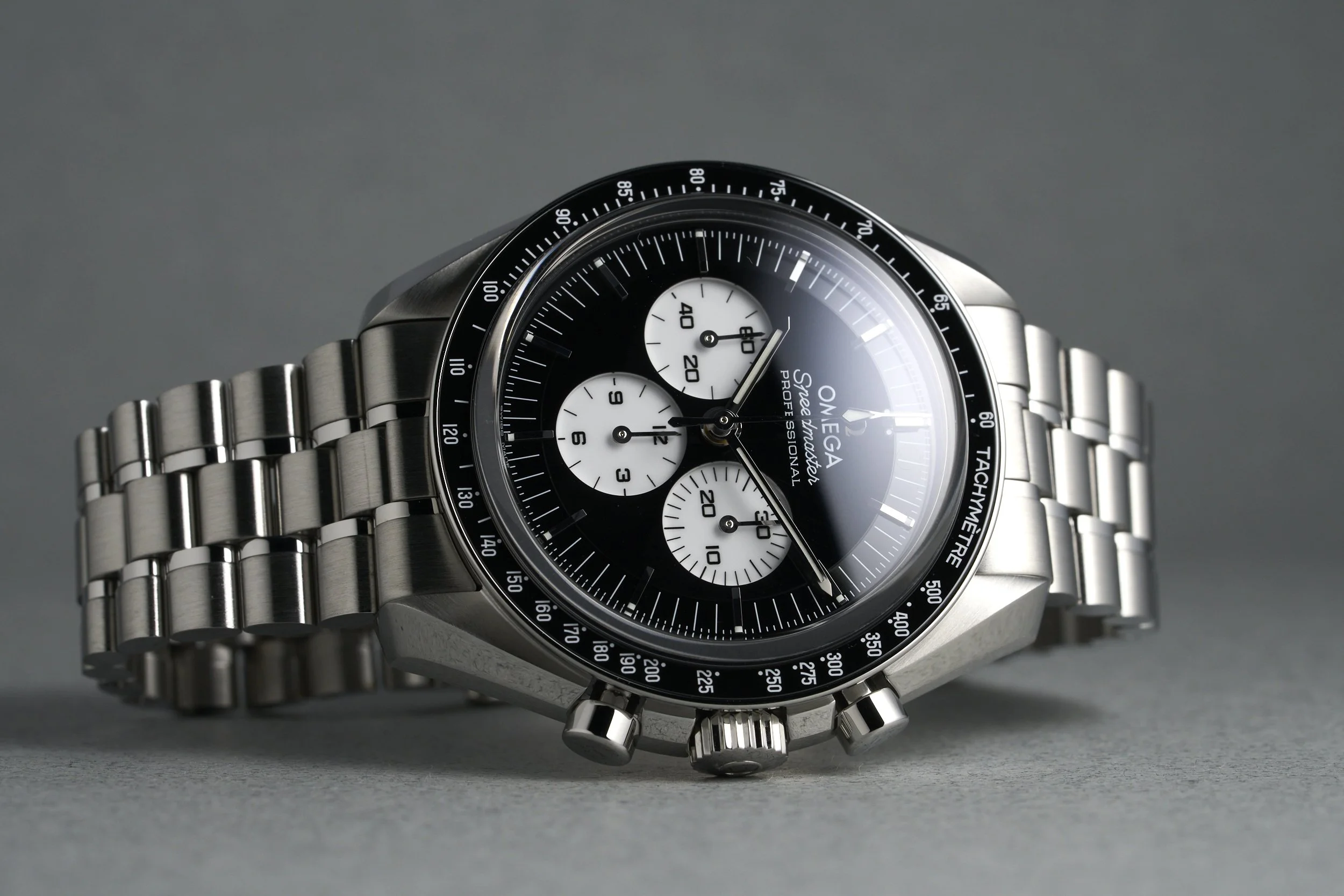 omega-speedmaster.boxpapers-310.30.42.50.01.004-reverse.panda.dial-2026-oysterpalace-OP2297-14.jpg