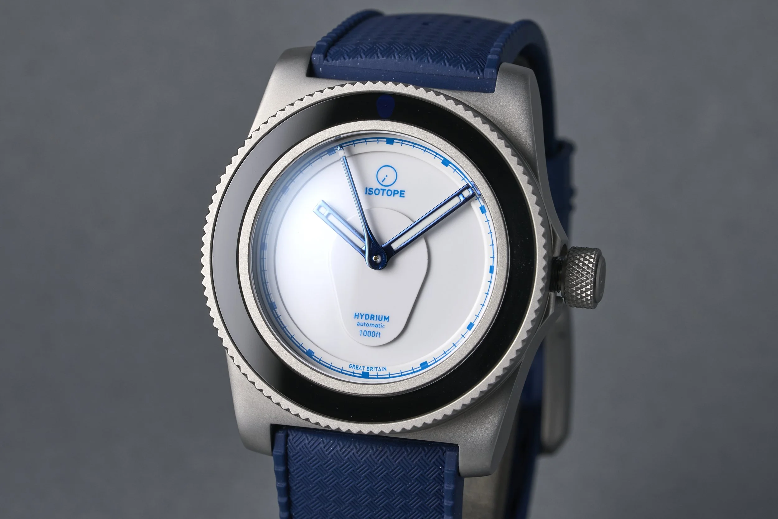 isotope-hydrium.scottishwatches.boxpapers-alba-white.enamel.dial-41.100-oysterpalace-OP2247-03.jpg