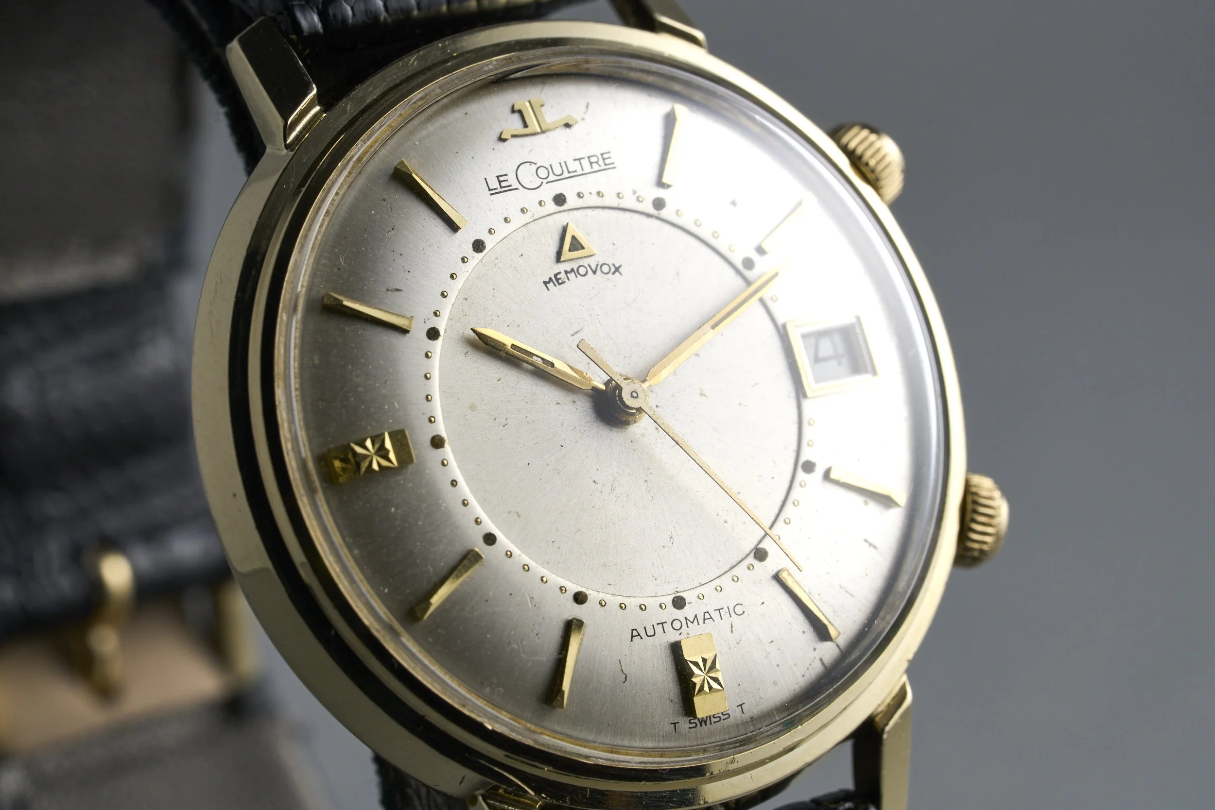 jlc-momovox.alarm.yellowgold-2672-silver.dial-1960s-oysterpalace-OP2310-04.jpg