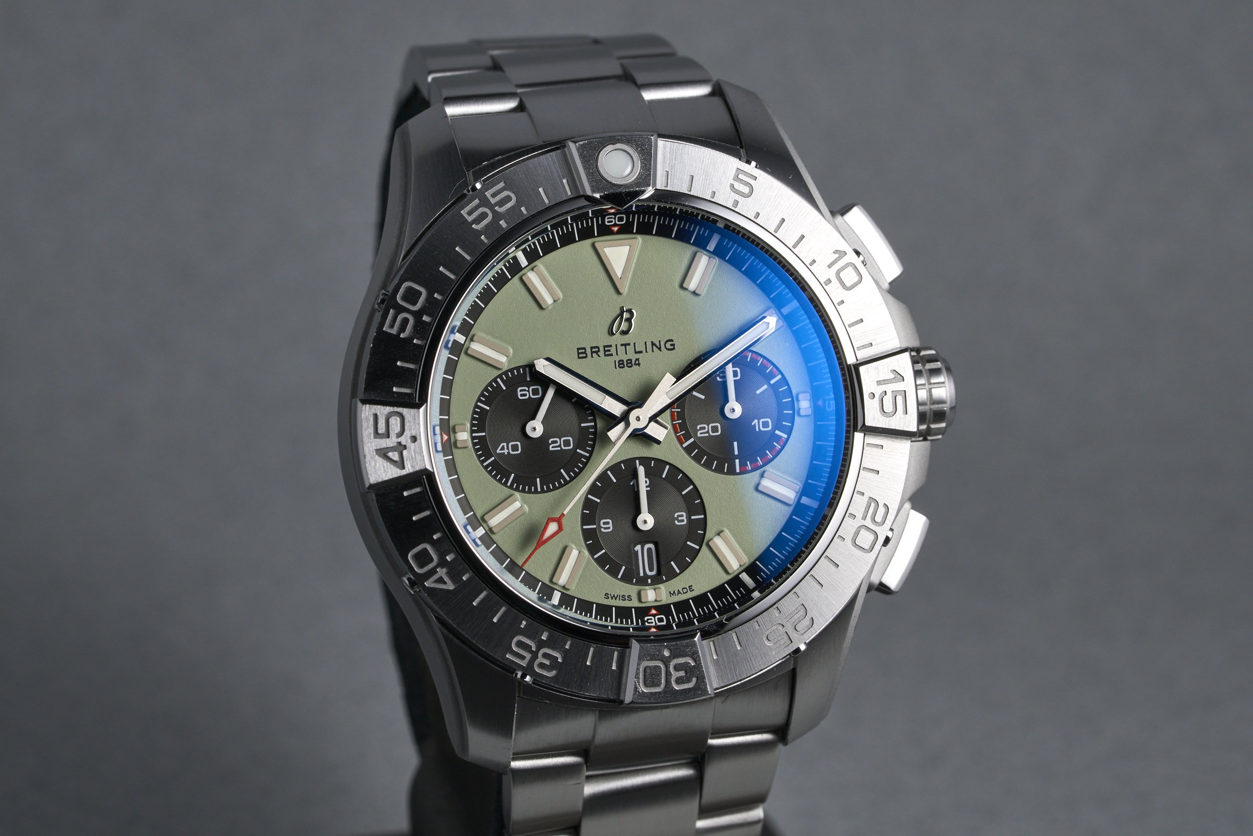 breitling-avenger.B01.chrono.boxpapers-AB0147-green.dial-2025-oysterpalace-OP2343-02.jpg